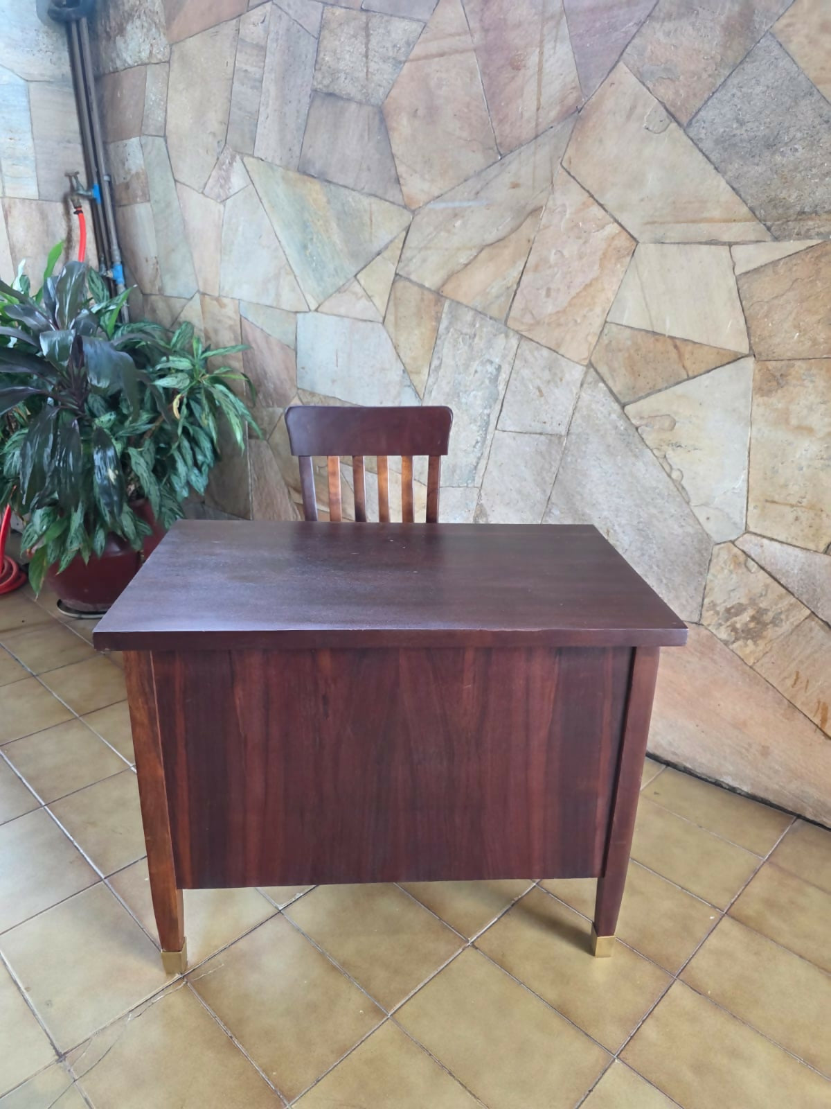 Delicada escrivaninha em imbuia, década de 50