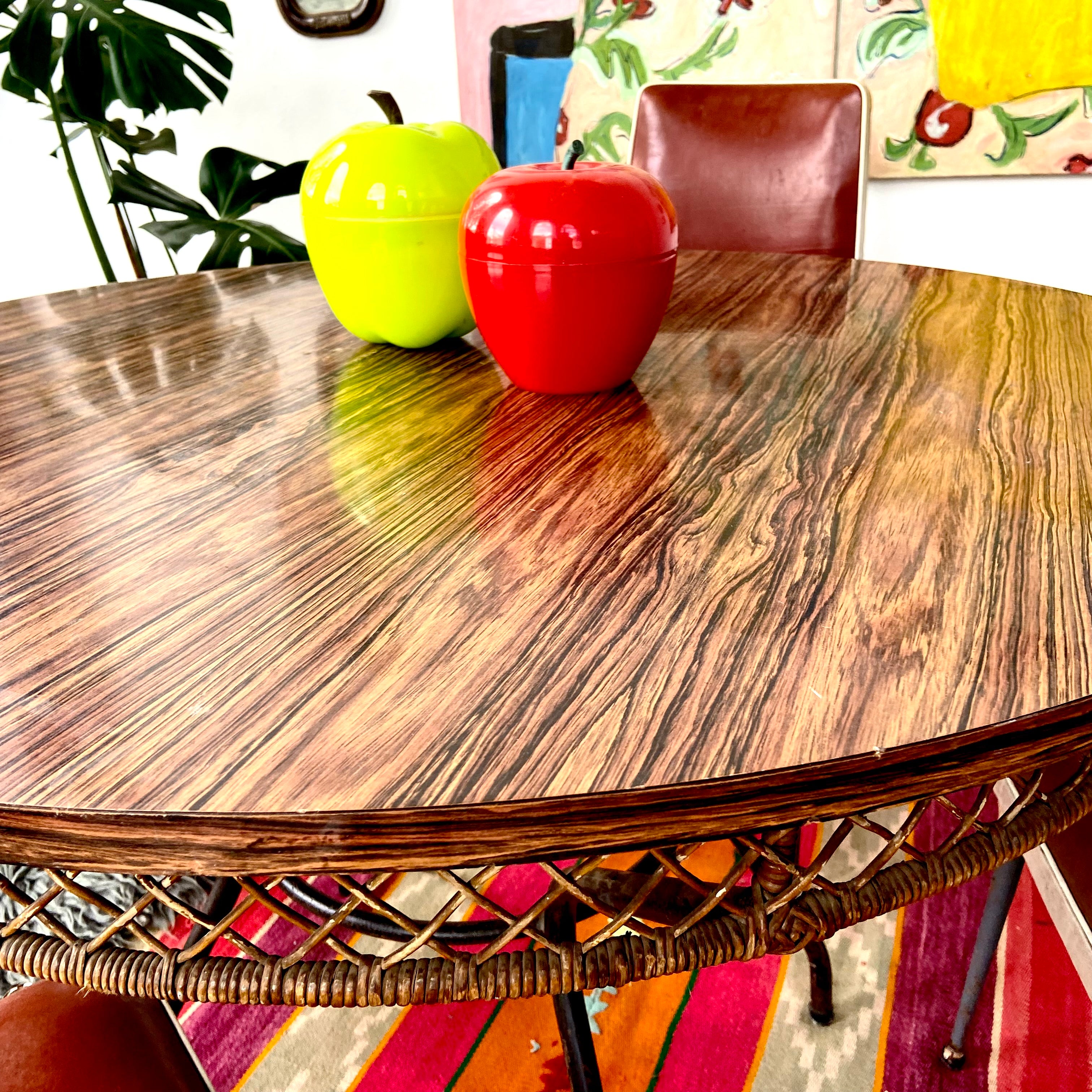 Conjunto de mesa redonda vintage em fórmica, ferro e rattan