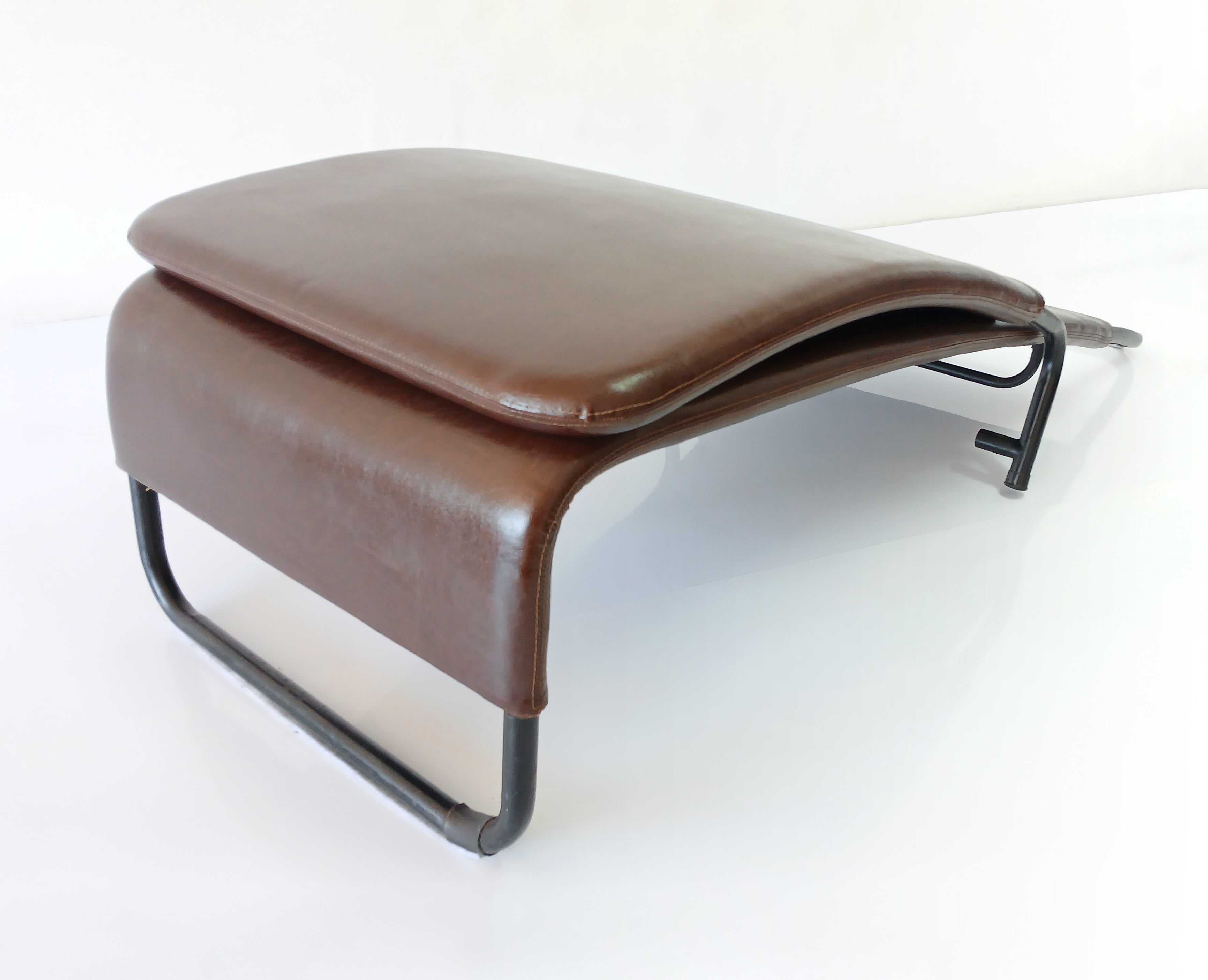 Tuoli Chaise Longue - projetada pelo designer finlandês Antti Nurmesniemi