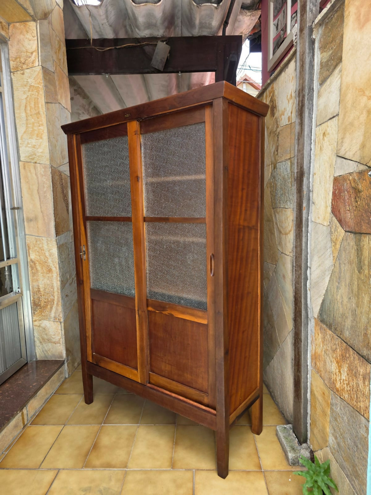 Armário / Livreiro Miele portas de correr, década de 60, possui 4 tábuas, selos da época, chave e fechadura.