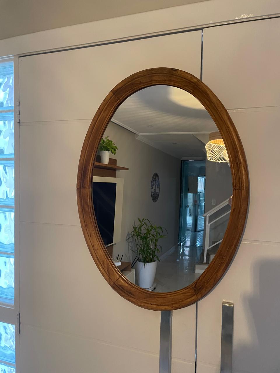 Espelho oval com moldura em madeira
