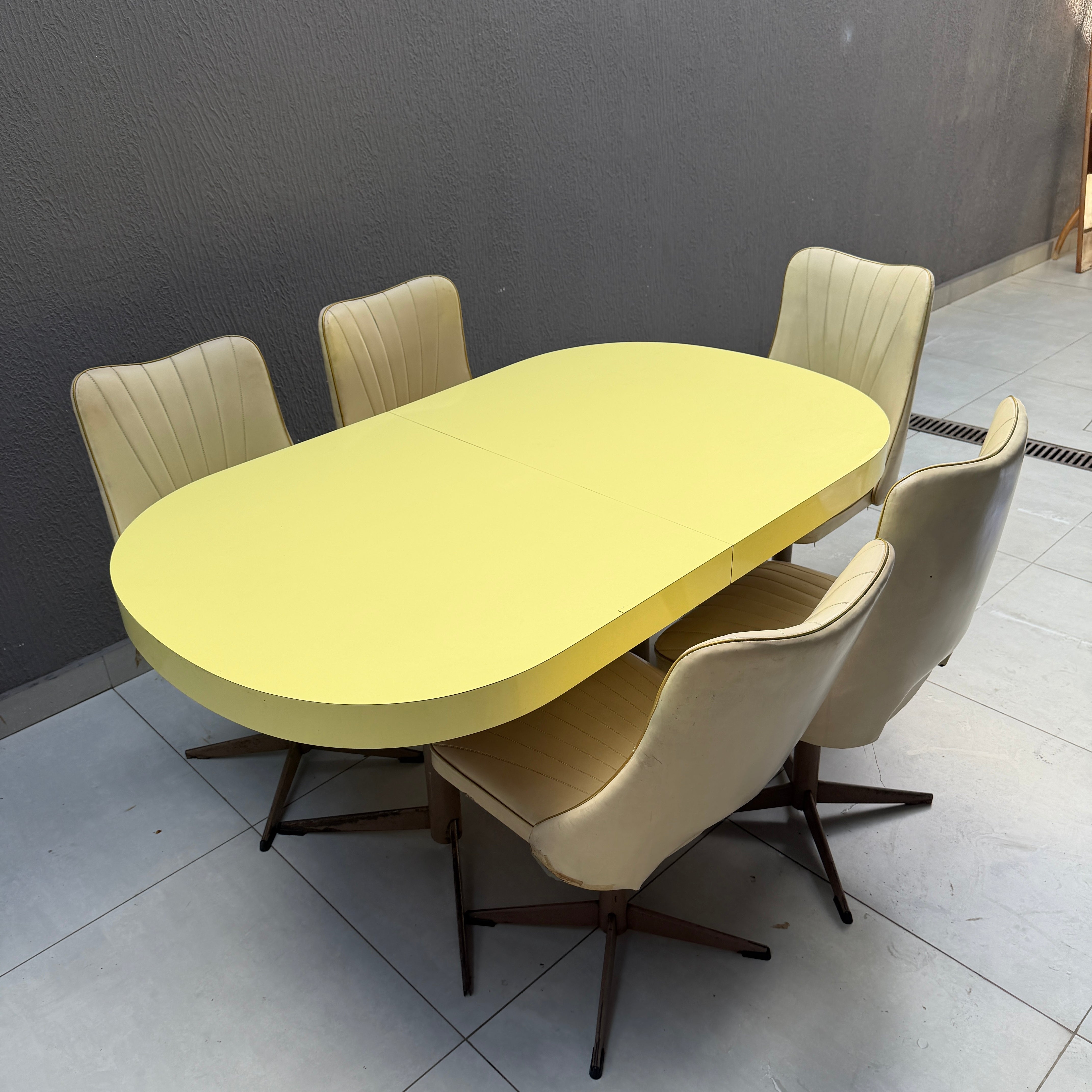 Conjunto Mesa oval Anos 50 em Fórmica Amarela com tampo ajustável + 5 Cadeiras Concha Giratórias