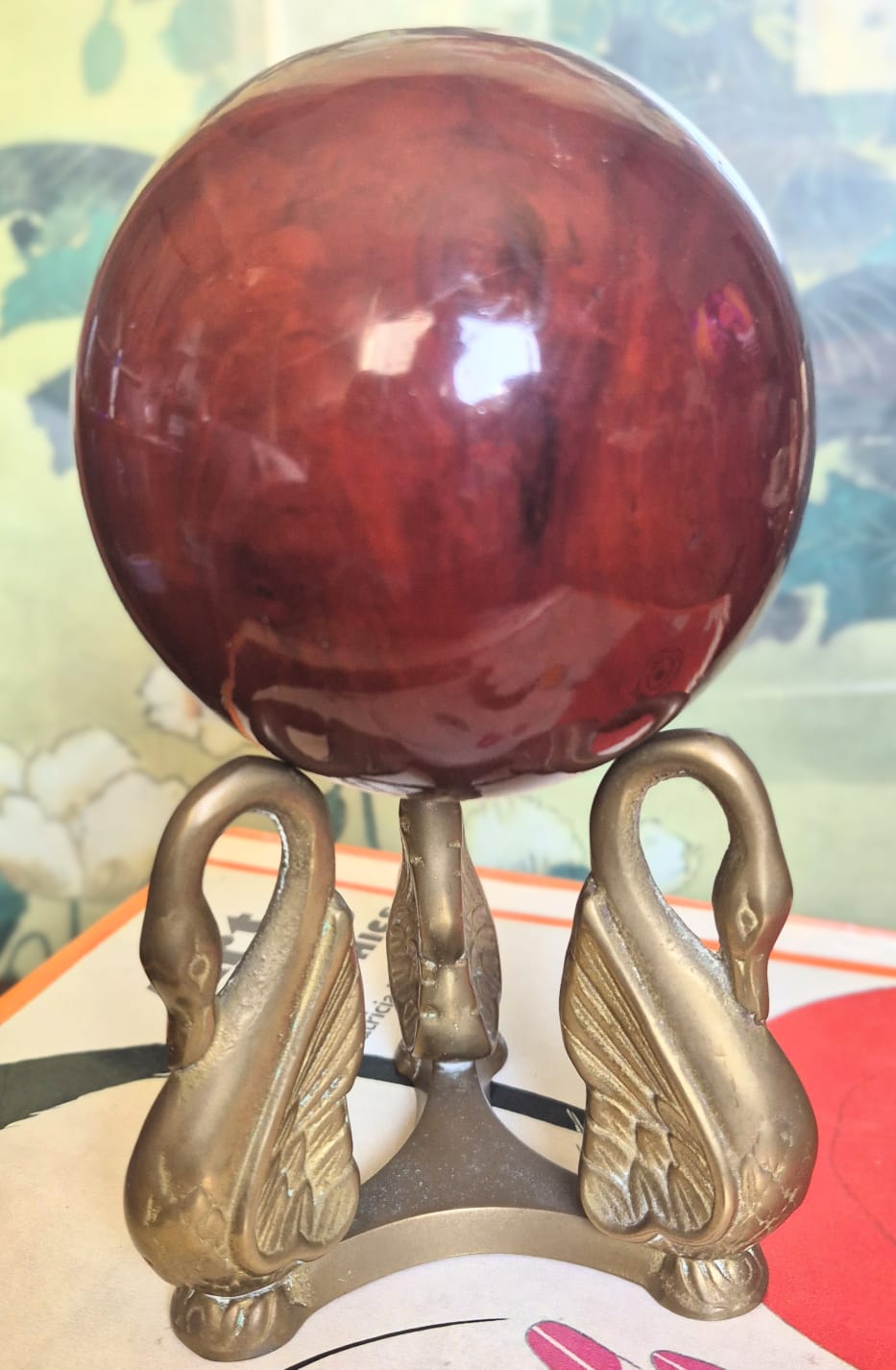 Peça em decoração Art Decó incrível composta de uma base em bronze maciço com 3 cisnes que apoiam uma esfera de madeira nobre envernizada. Muito impactante, linda e inusitada!