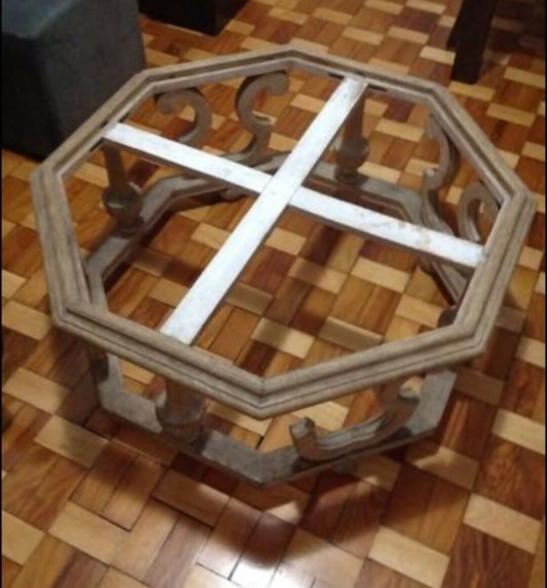 Mesa de centro sextavada em madeira patinada