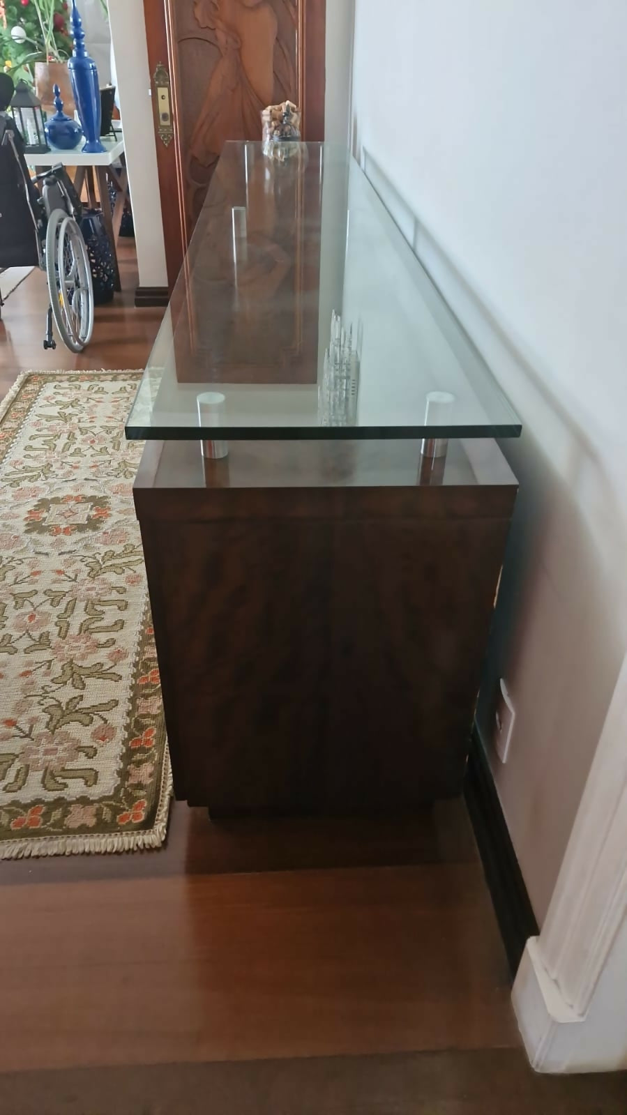 Buffet de madeira e vidro