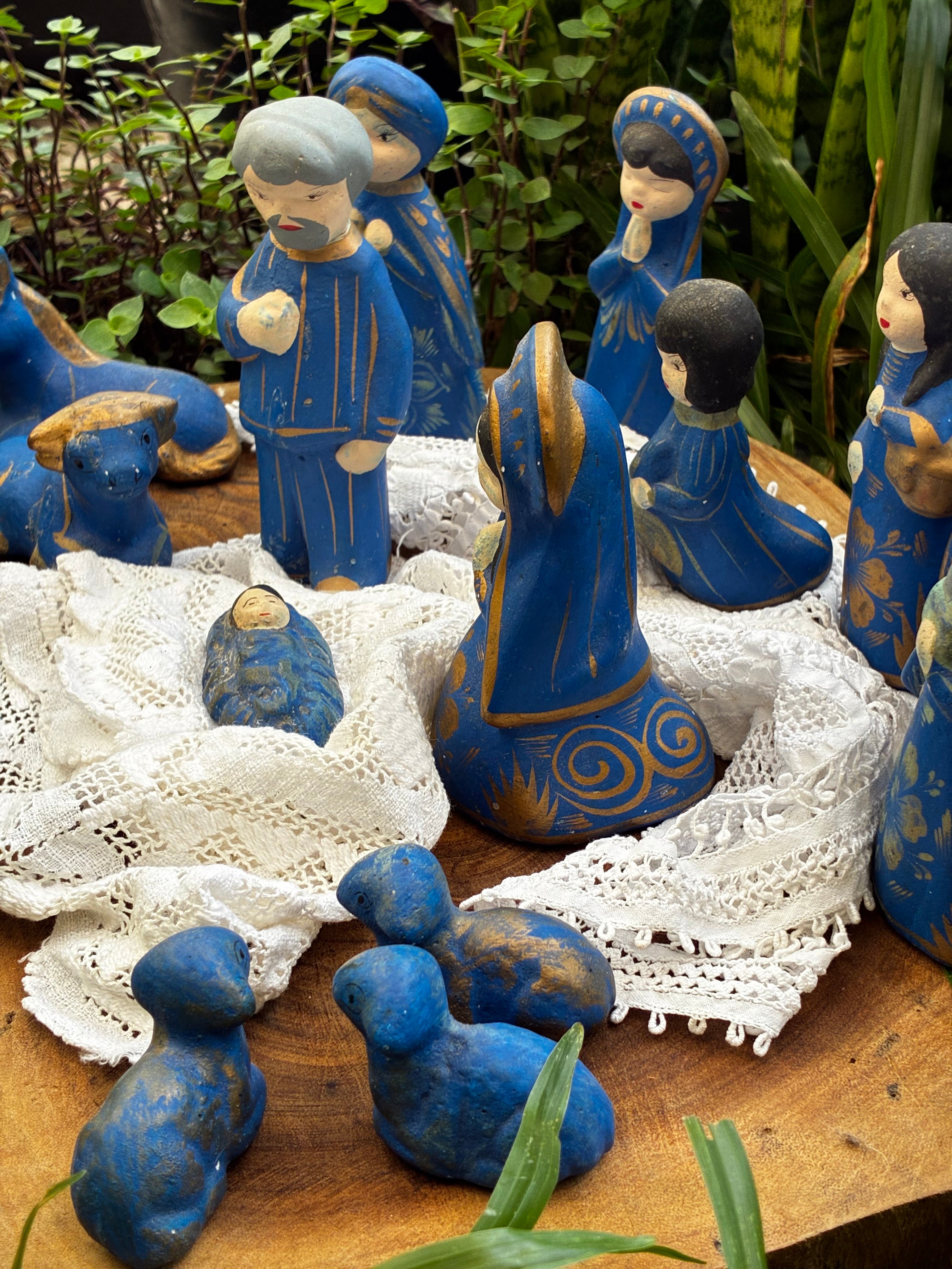 Presépio Mexicano de Barro com pintura azul cobalto e dourada