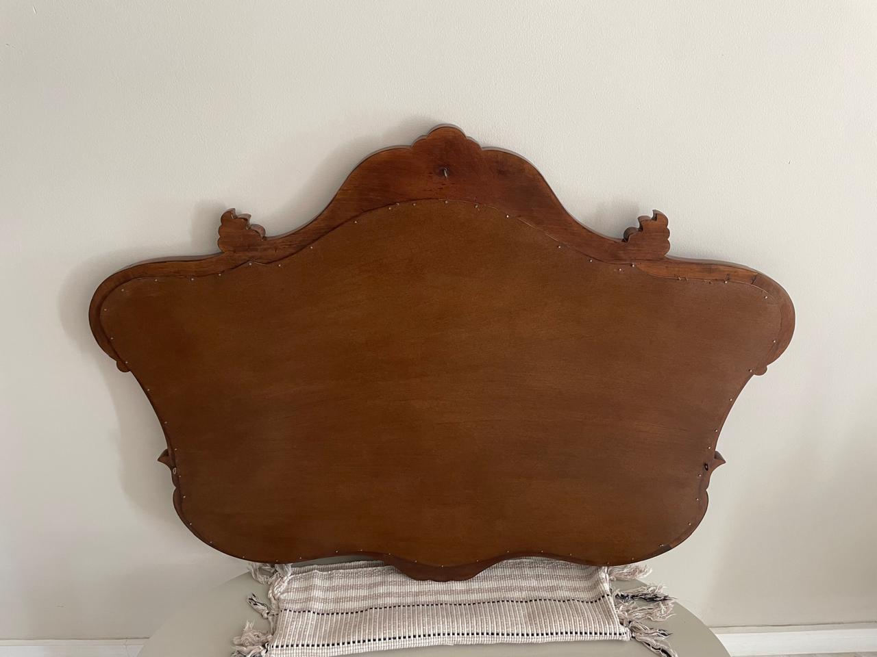 Antigo Espelho estilo Provençal com moldura em madeira adornada 