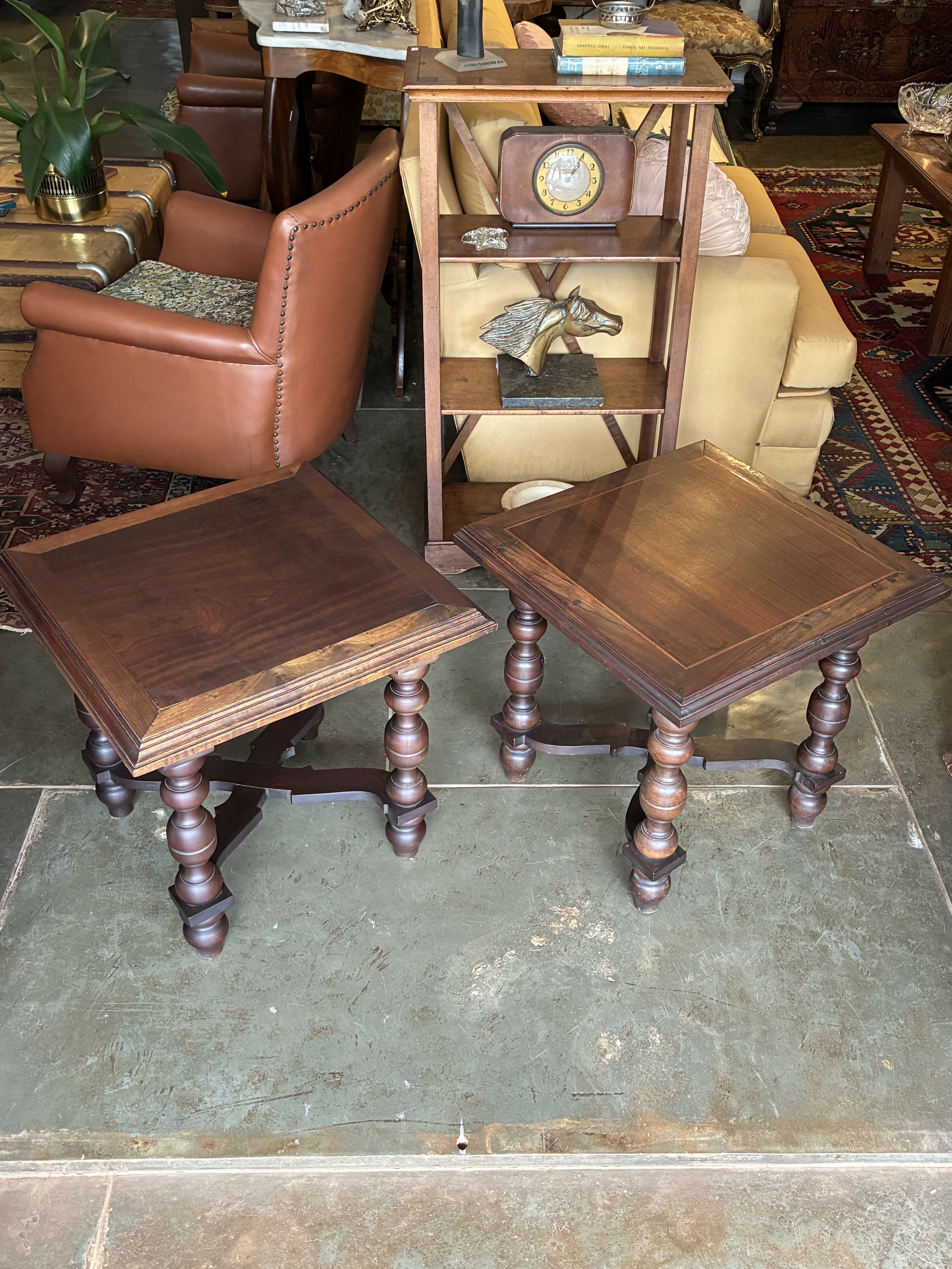 PAR DE MESINHAS DE CANTO