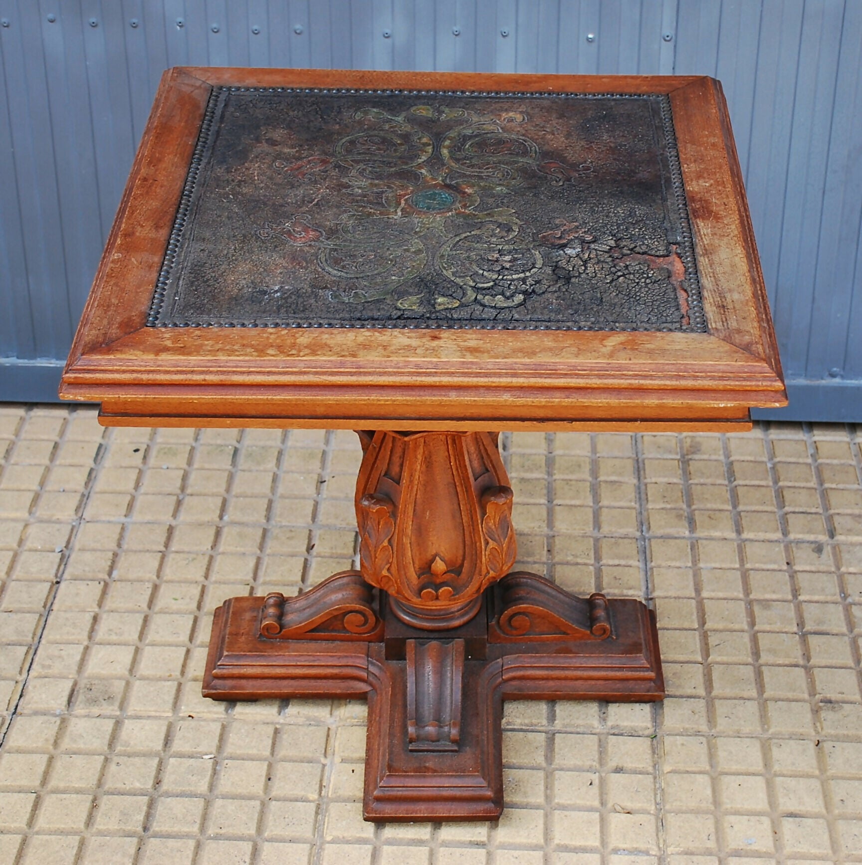 Mesa de centro entalhada a mão com tampo couro - anos 70