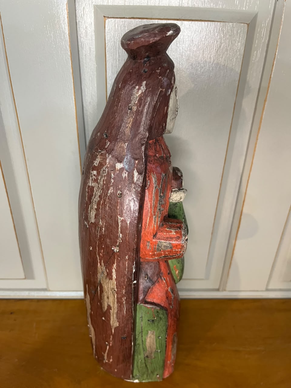 Escultura devocional em madeira entalhada e policromada — 32 cm