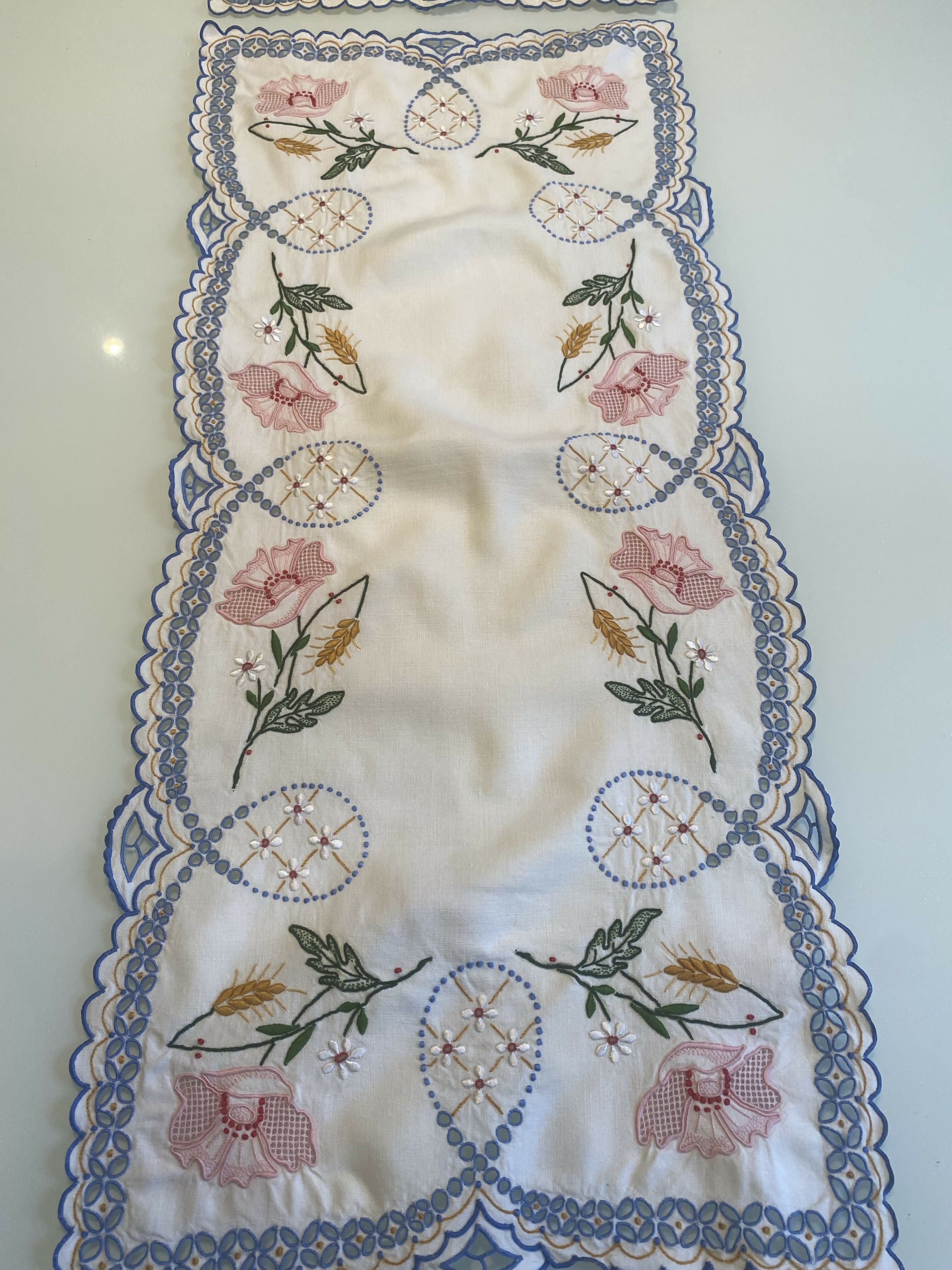 Lindo Caminho de Mesa Bordado à Mão (valor unitário)