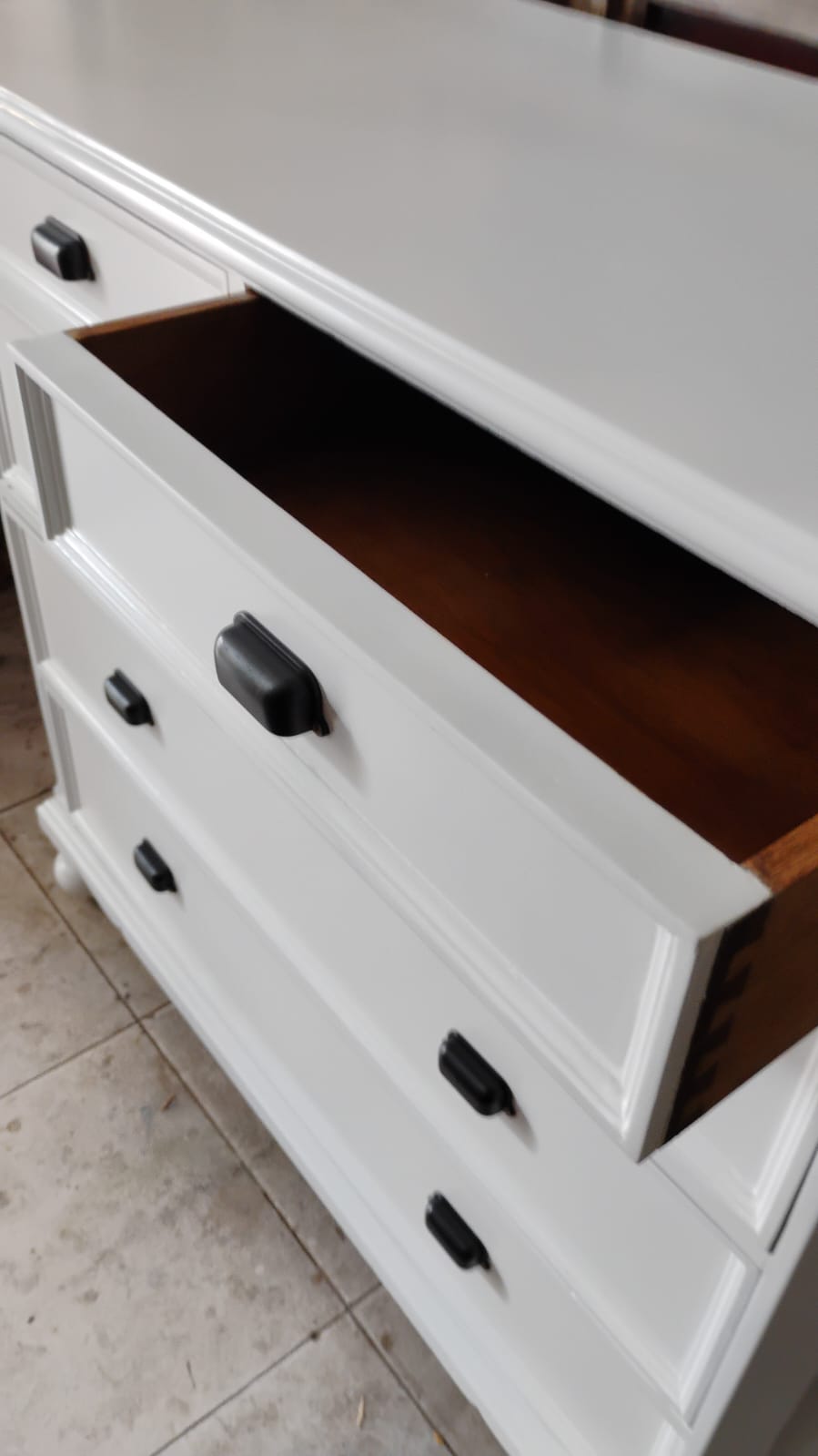 Cômoda antiga laqueda em branco com puxador preto (5 gavetas) 