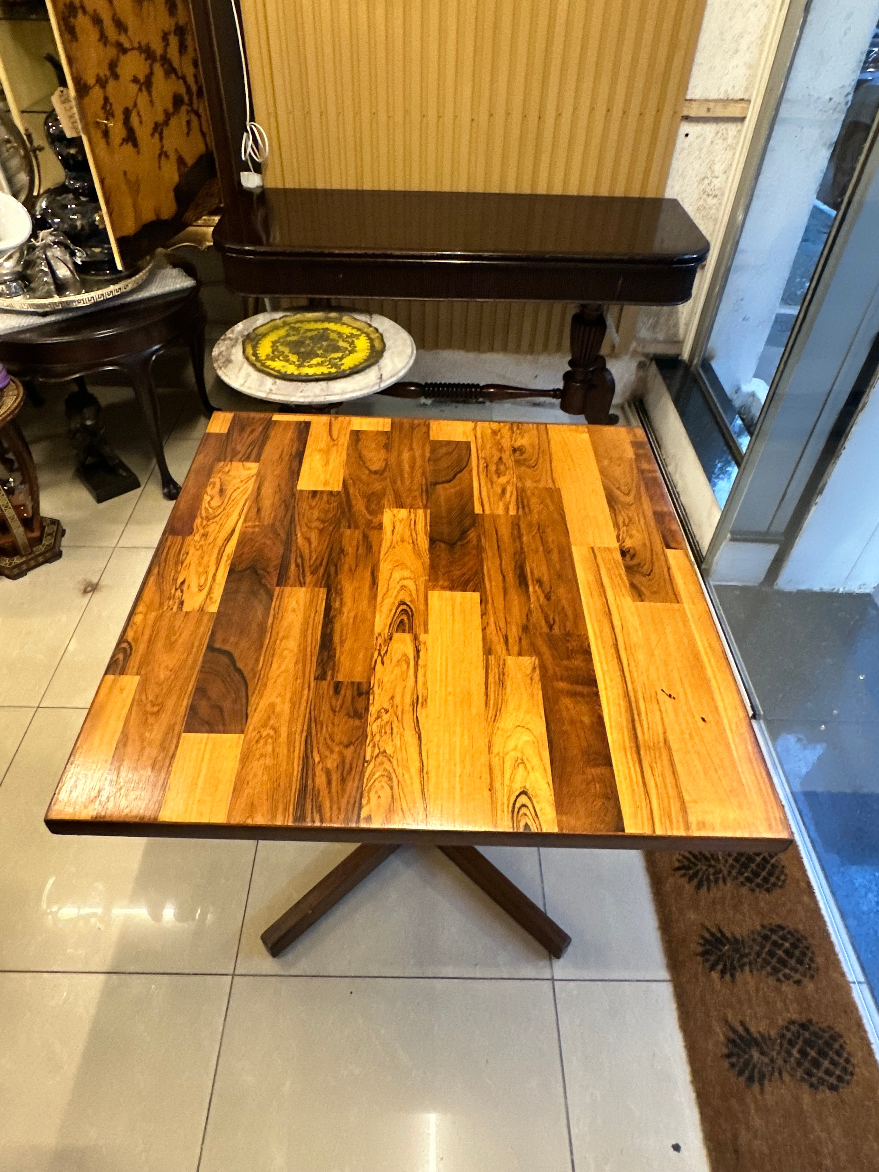 MESA DE JANTAR QUADRADA ZALSZUPIN EM MADEIRA TAQUEADA — BRASIL, c. 1960 🇧🇷