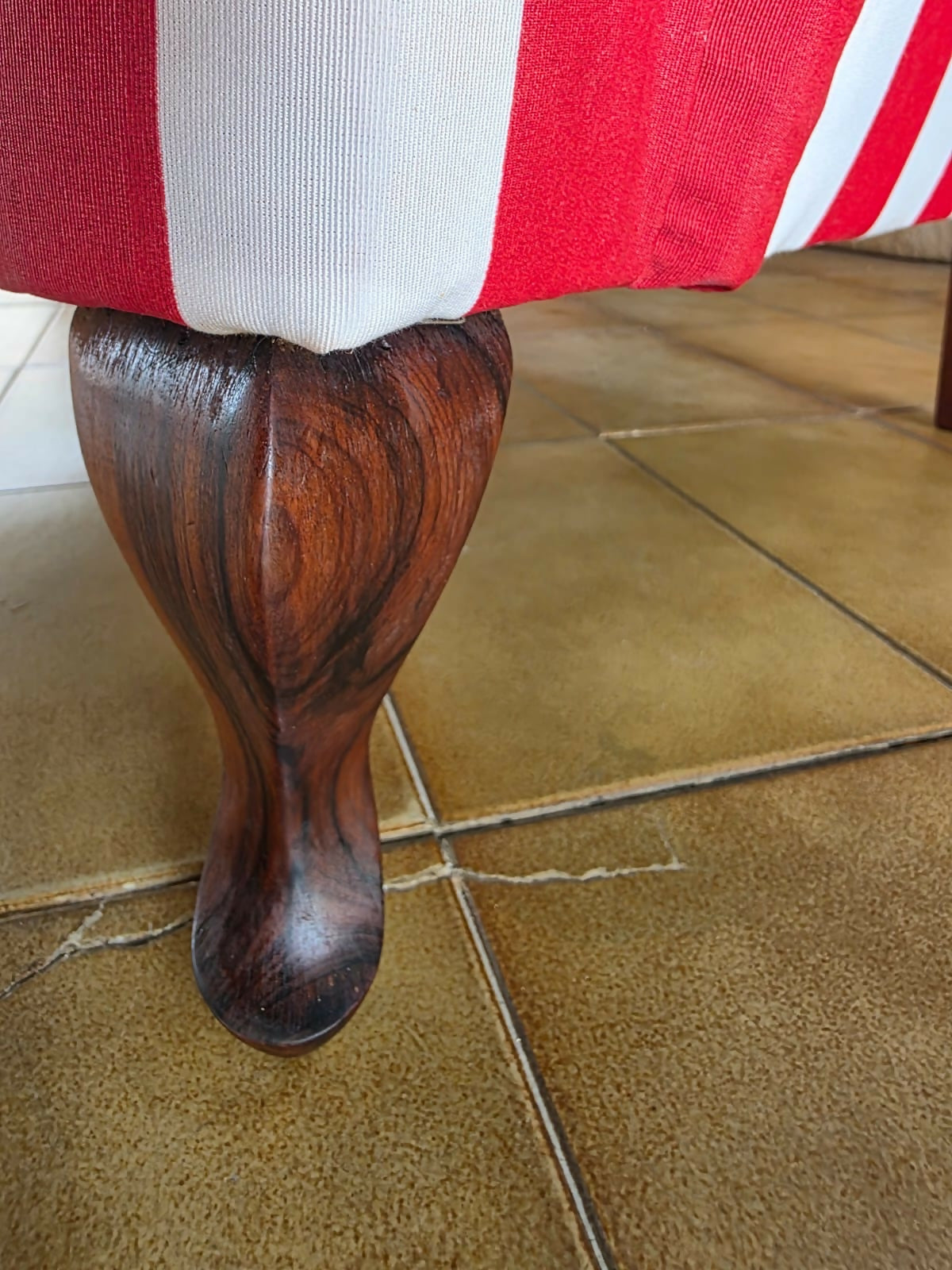 Poltrona Bergère Clássica Estofada em listras vermelho e branco, com pés em imbuia maciça.