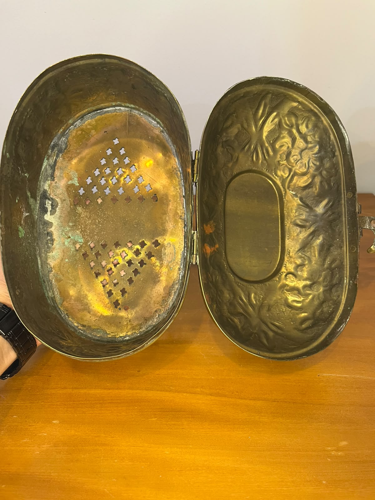 Caixa decorativa oval em metal dourado repuxado – motivos florais | 23 × 14 × 17 cm