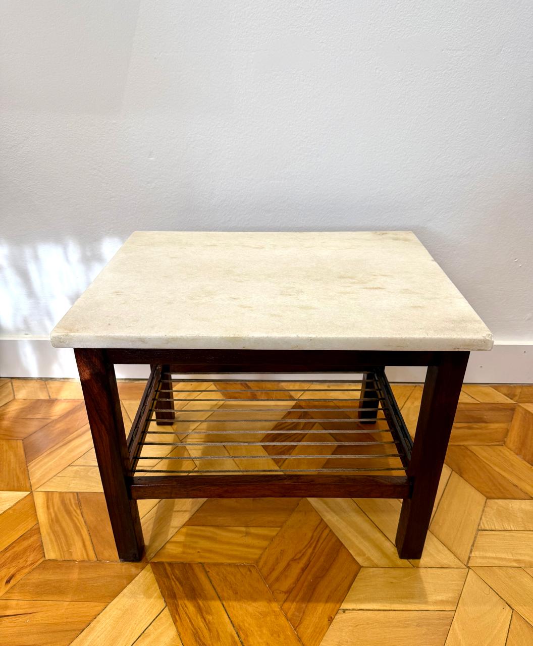 Mesa lateral retangular em jacarandá e mármore