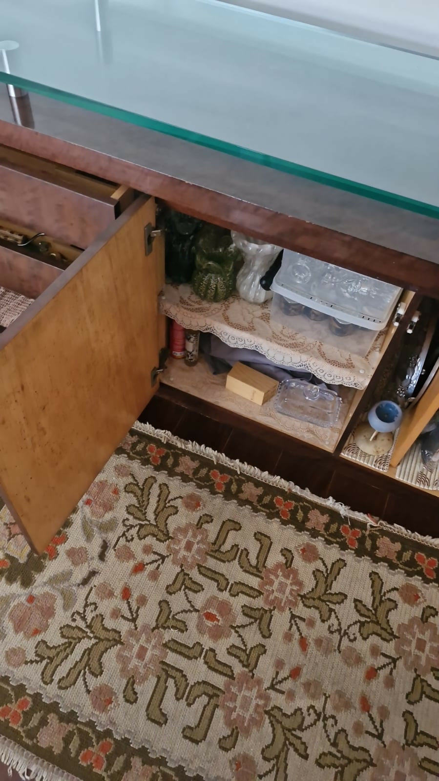 Buffet de madeira e vidro