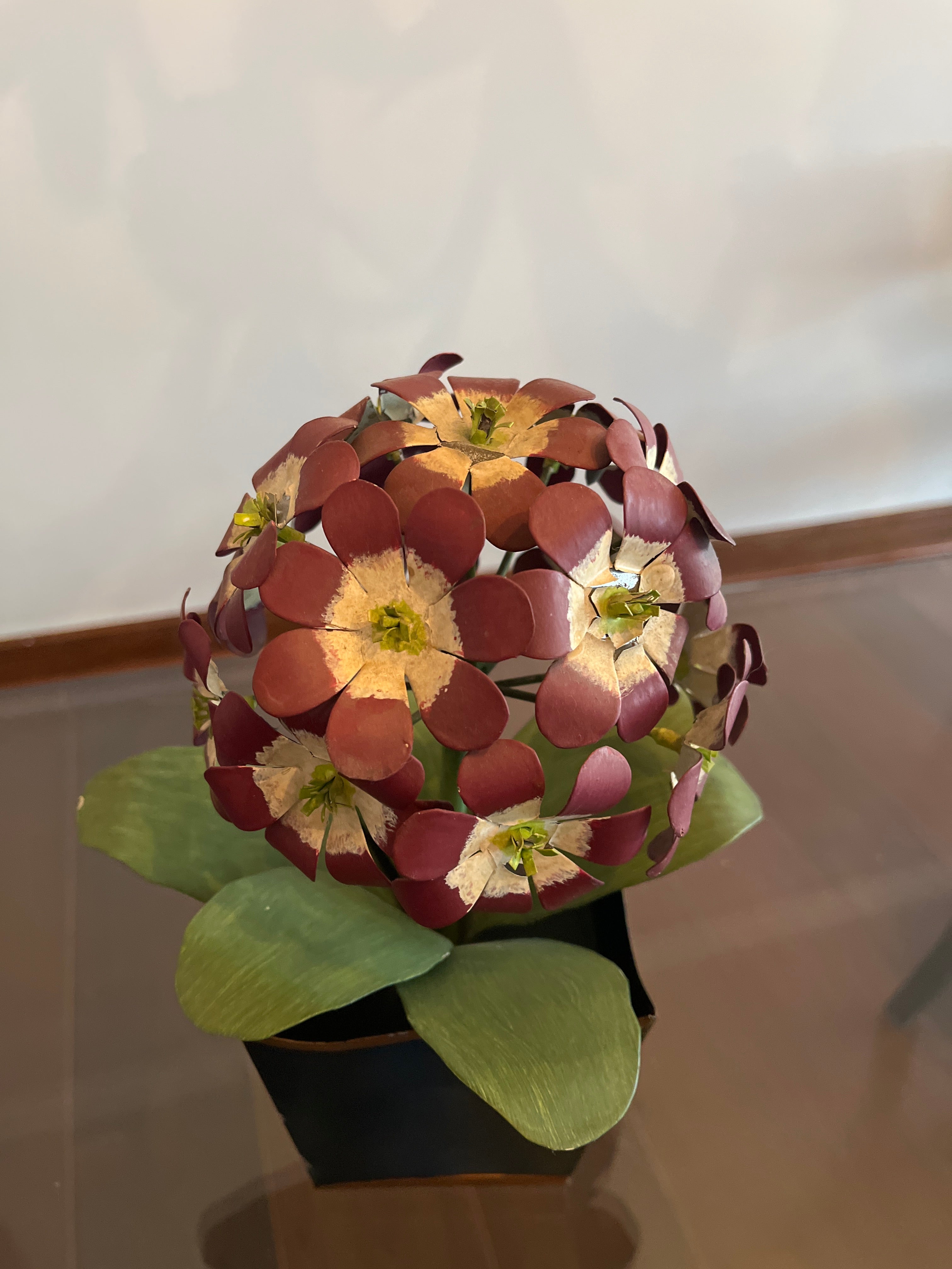 Peça decorativa Mexicana em metal - vaso com flores arroxeadas