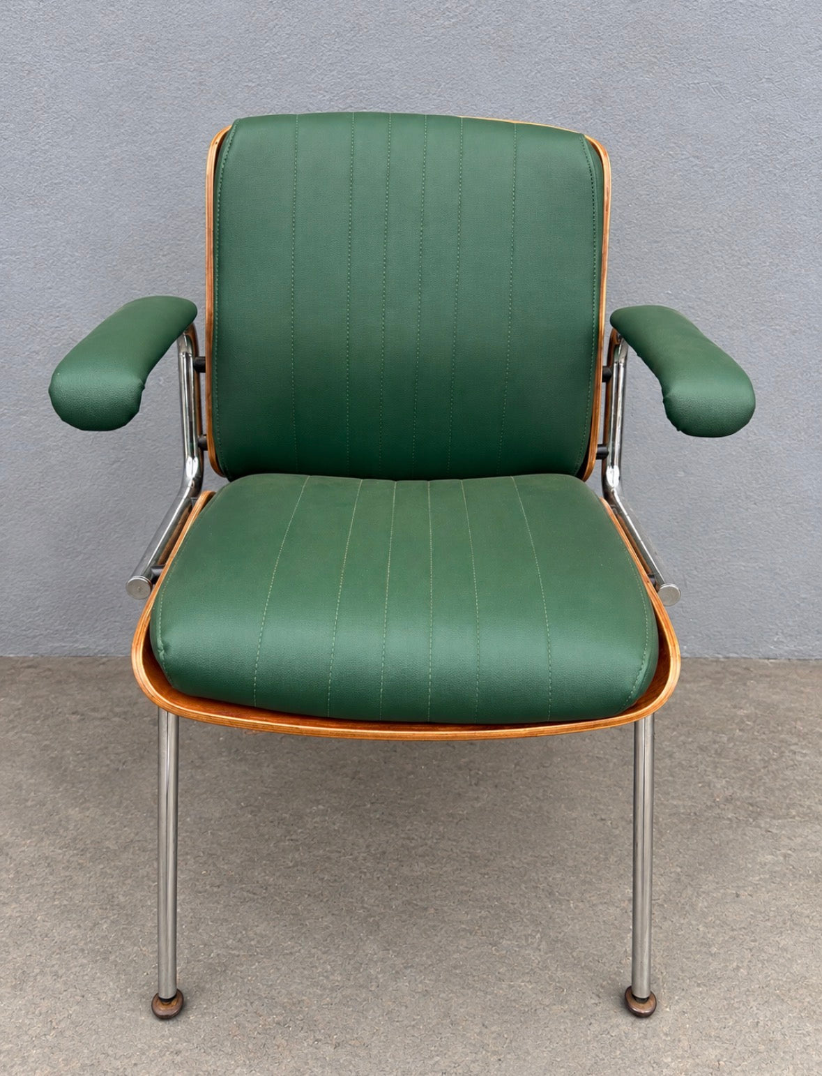 Cadeira Giroflex Antiga com braço em estofado verde - Restaurada