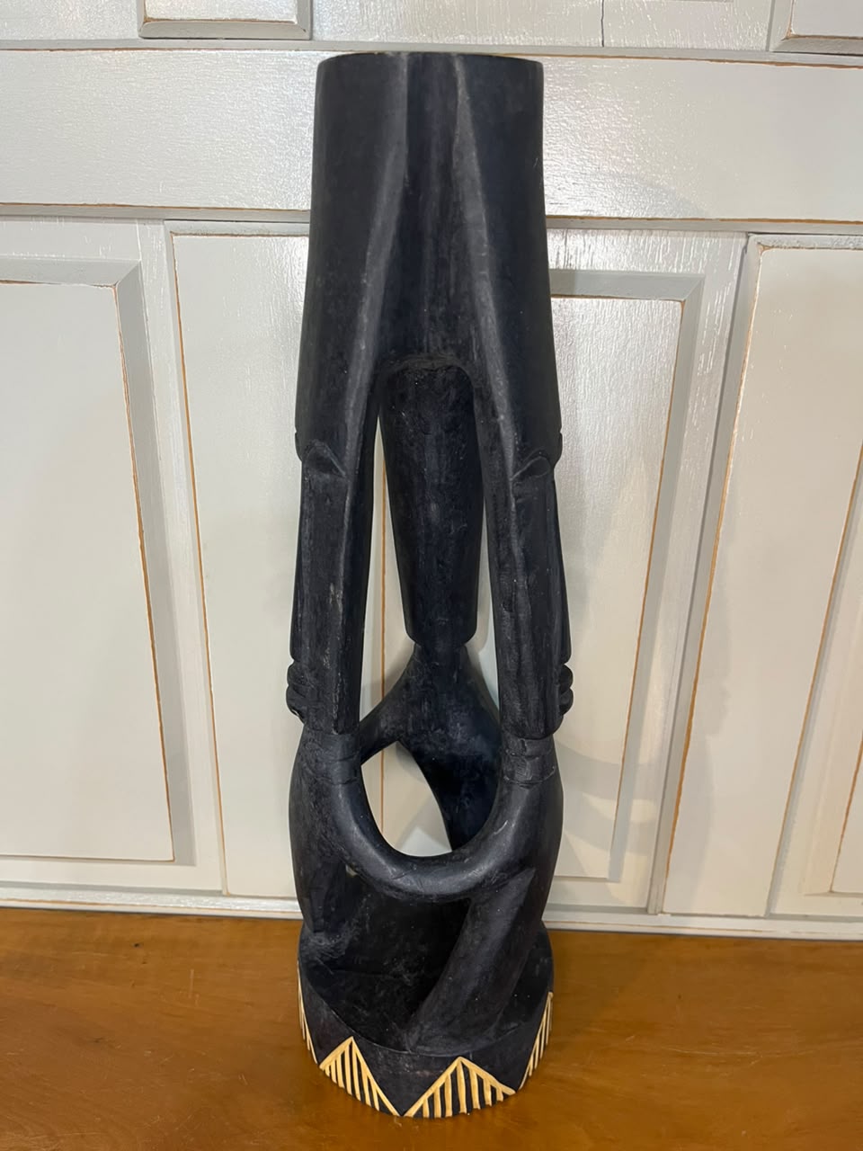 Escultura figurativa em madeira entalhada com acabamento em preto — 39 cm