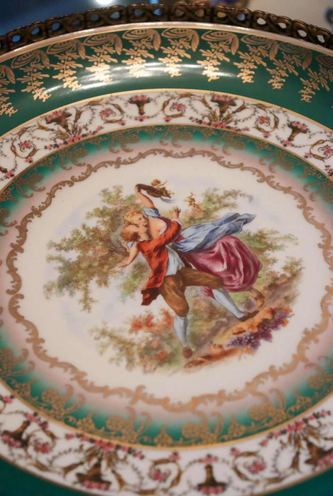 Centro de Mesa em porcelana europeia com cena galante