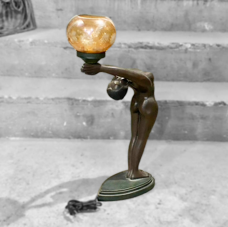 Luminária escultura de mulher com cúpula em vidro âmbar 