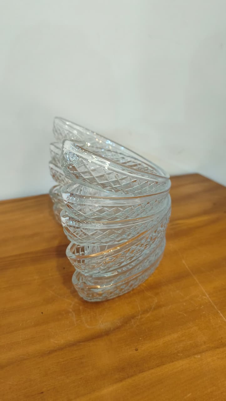 Conjunto com 6 petisqueiras em vidro transparente trabalhado formato meia lua | 20 × 10 cm