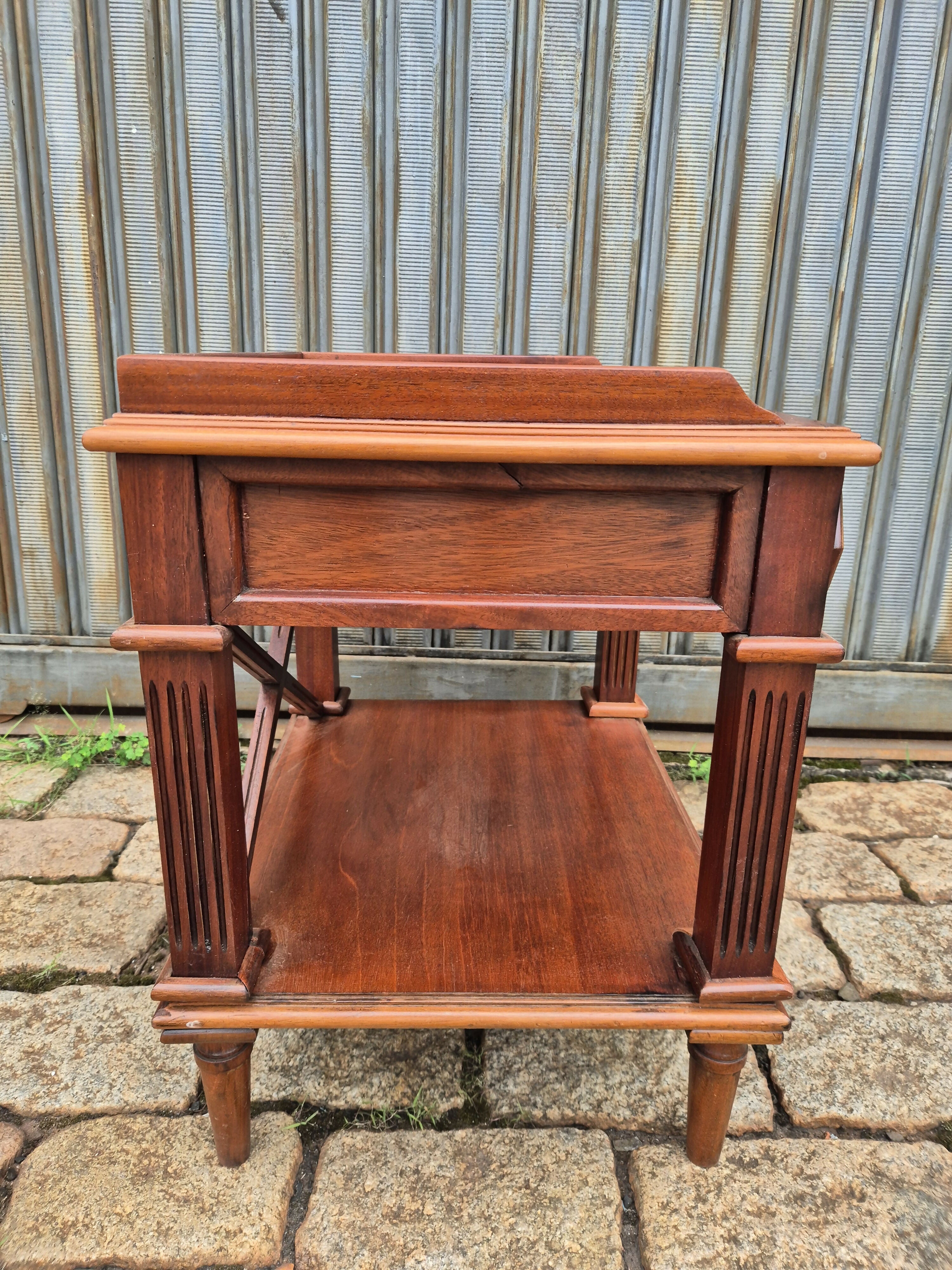 Mesa de cabeceira estilo Inglês