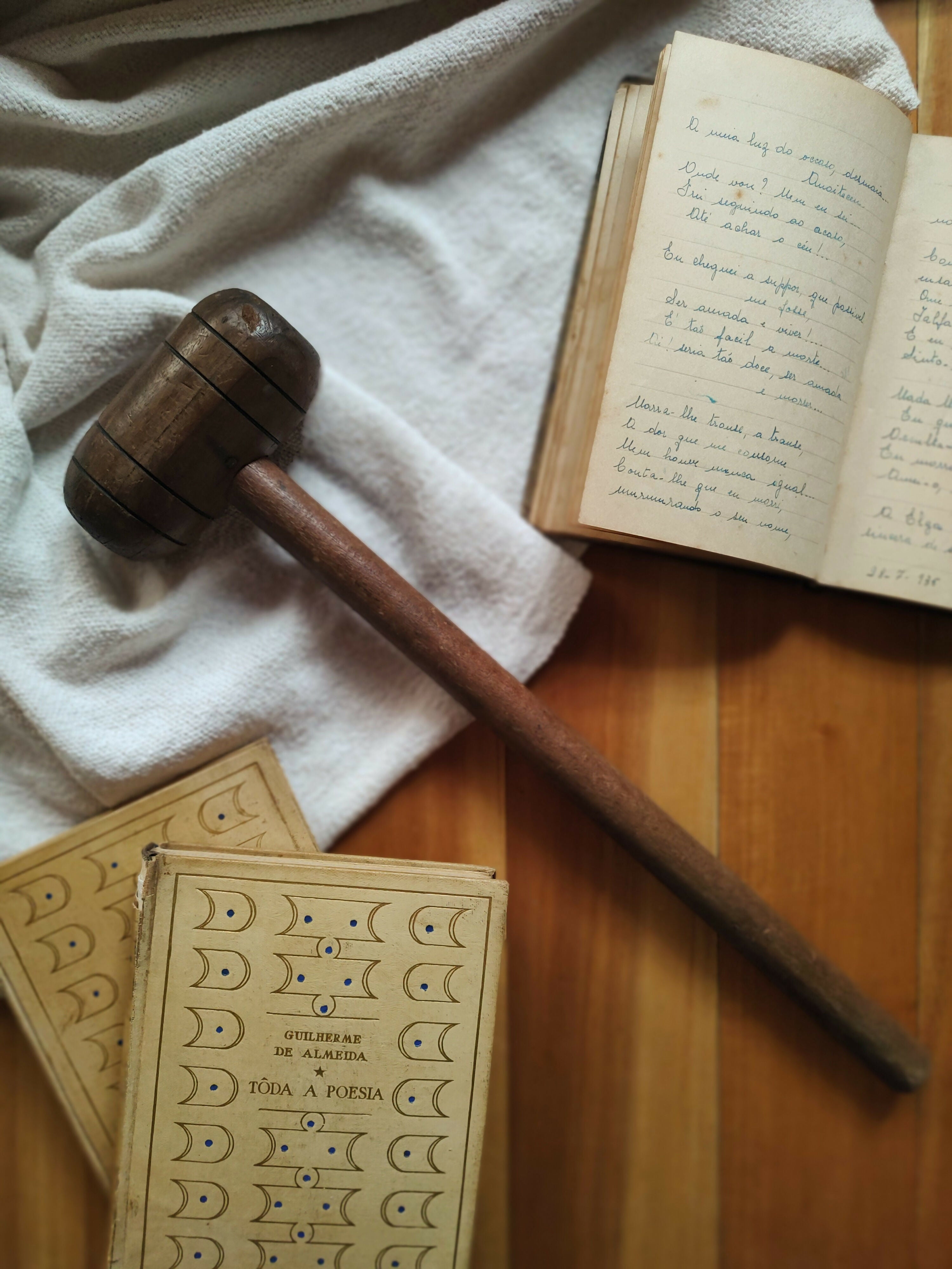 Antigo martelo em madeira maciça