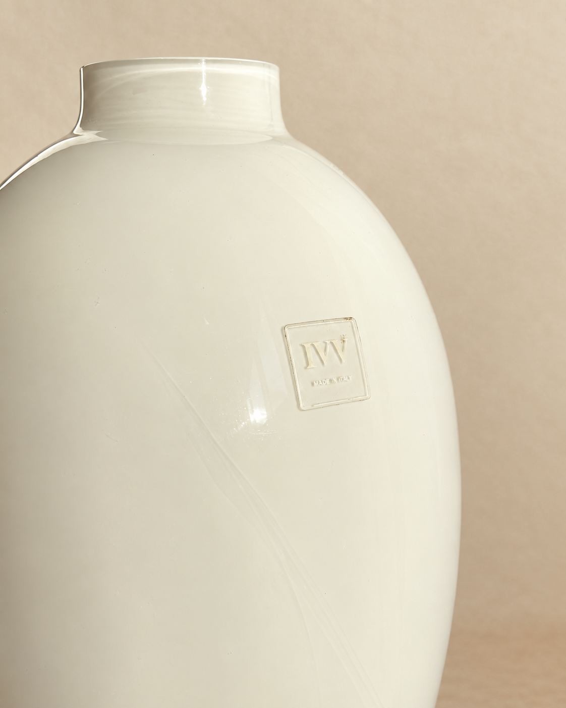 Vaso italiano IVV em vidro leitoso — 27 cm (DMCPS_265)