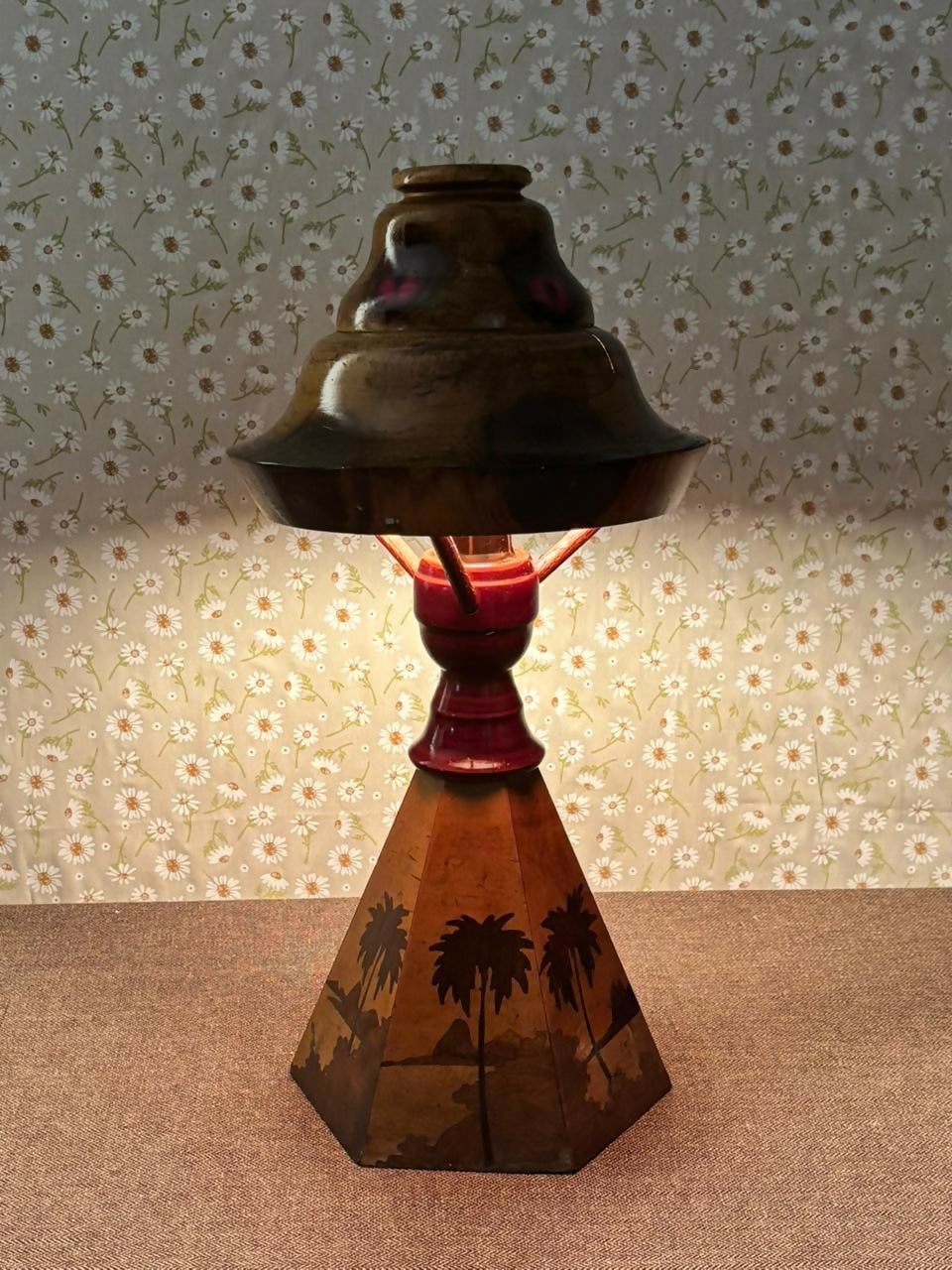 Abajur raro em madeira com marchetaria e cúpula original