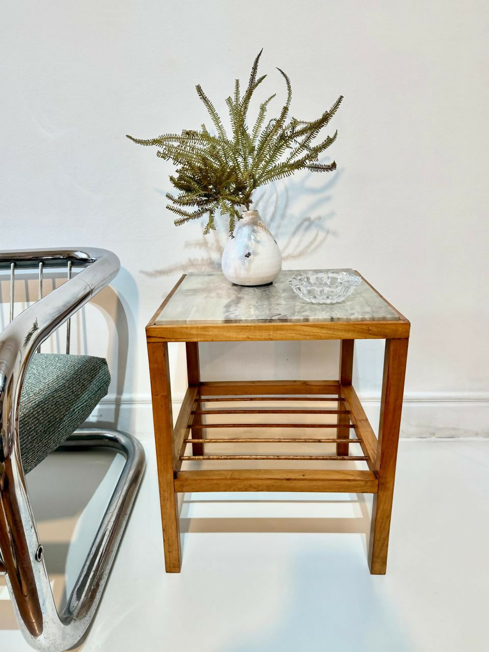 Mesa lateral / cabeceira anos 60 em madeira e mármore