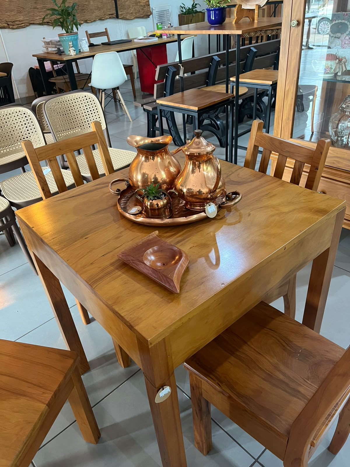 Conjunto de mesa de jantar quadrada em madeira de peroba com 4 cadeiras
