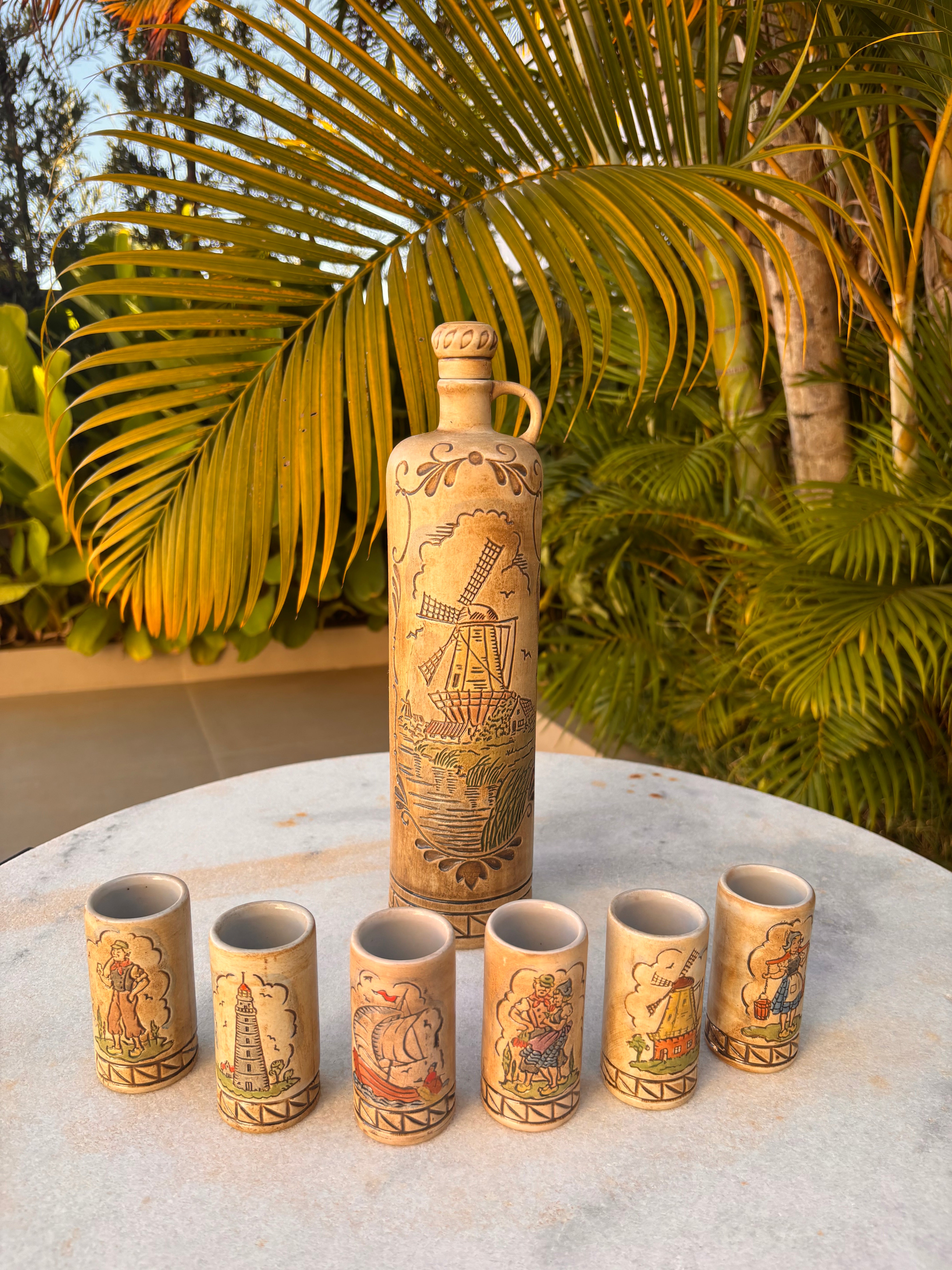 Conjunto vintage Ceramarte de licoreira (garrafa decantadora) e copos de dose em cerâmica da renomada marca brasileira