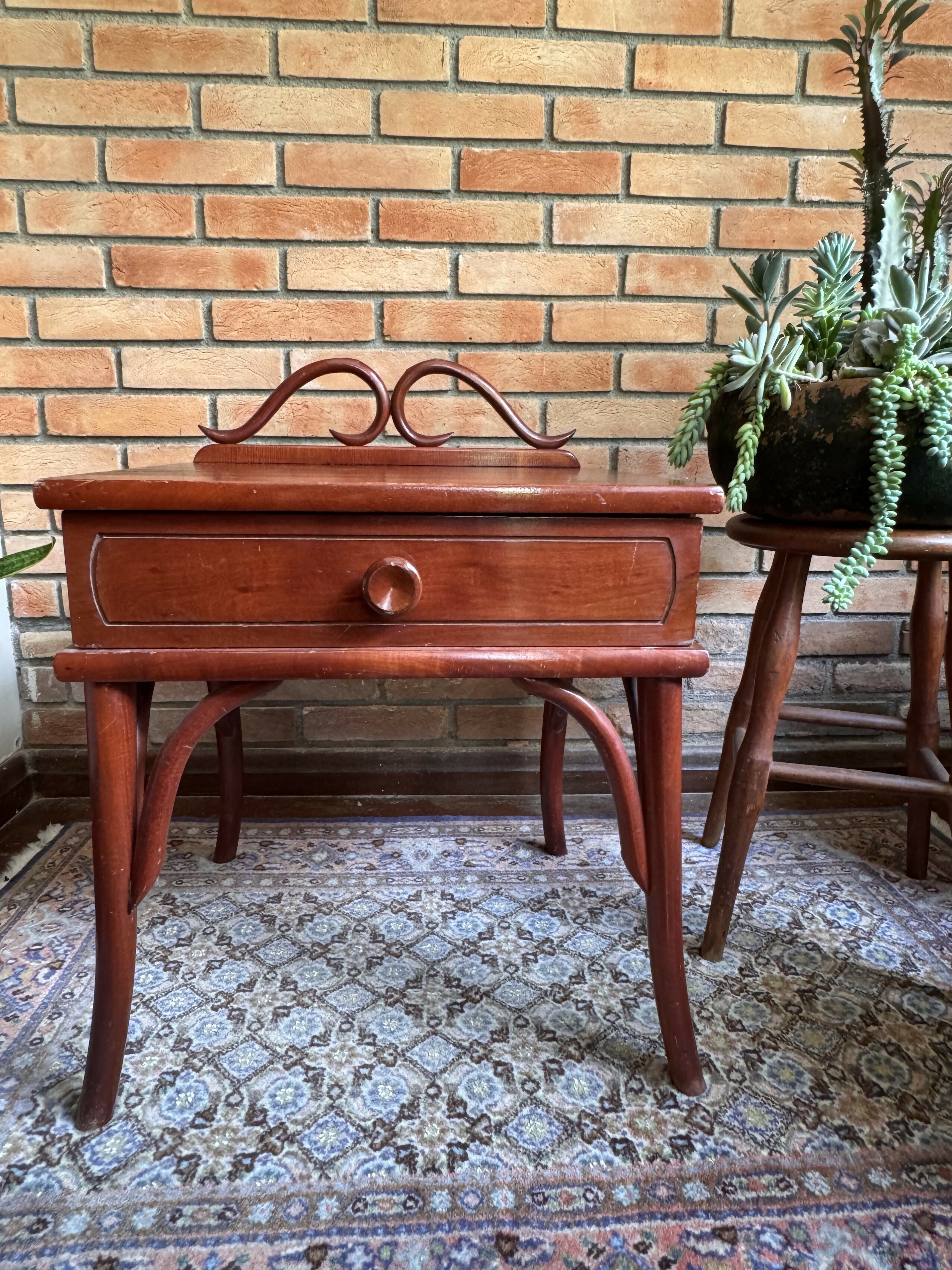 Raríssima mesinha de cabeceira SELADA Thonart Thonet