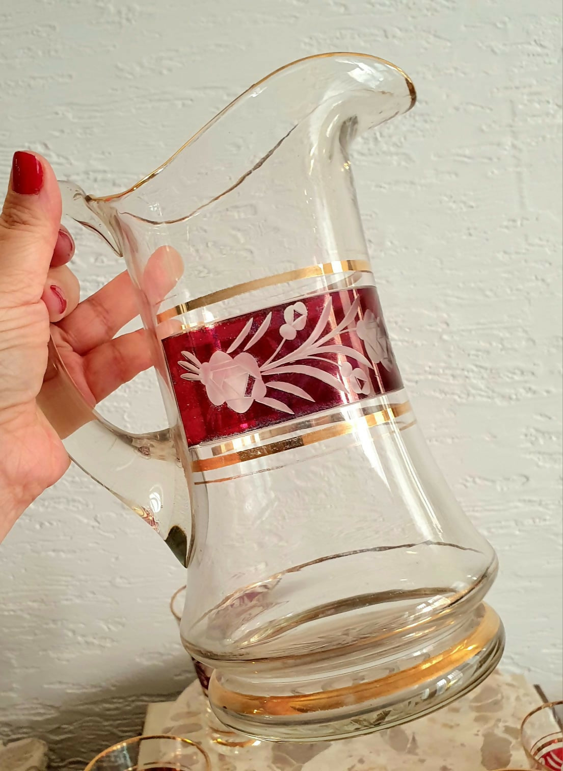 Conjunto de jarra e copos em vidro vintage, anos 60, com lapidação floral estilizada e detalhes em frisos dourados. Lindo e impecável.