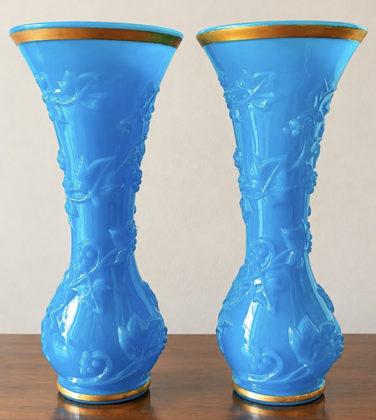Par de Vasos em Opalina em intenso azul-turquesa, adornadas com delicados relevos florais e refinados detalhes dourados
