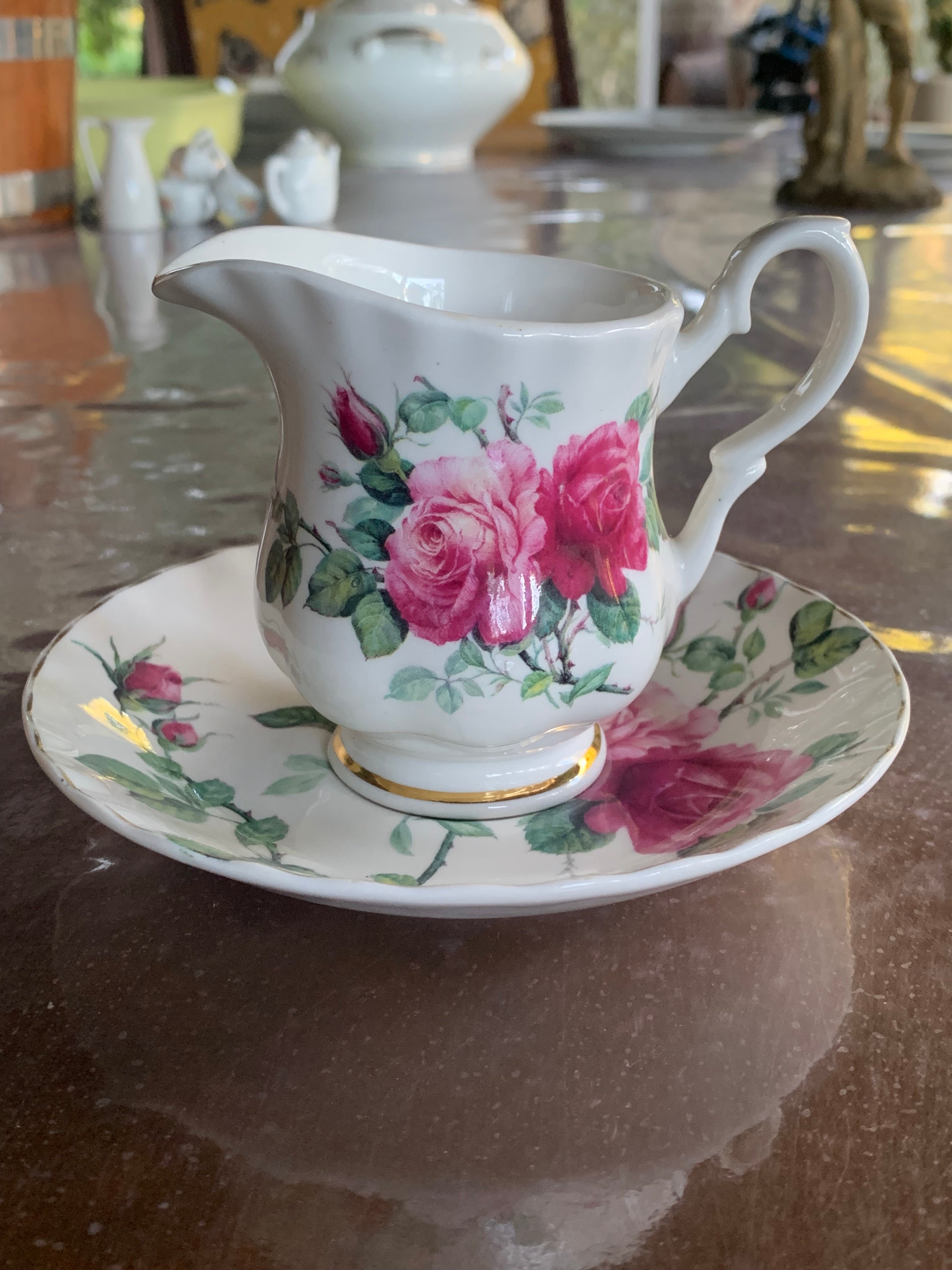 Delicado conjunto em faiança inglesa Roy Kirkham com Rosas 