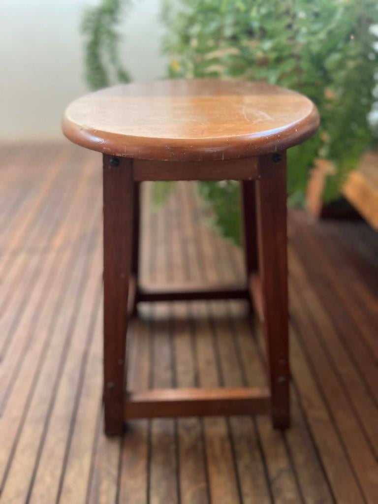 Banqueta em madeira maciça