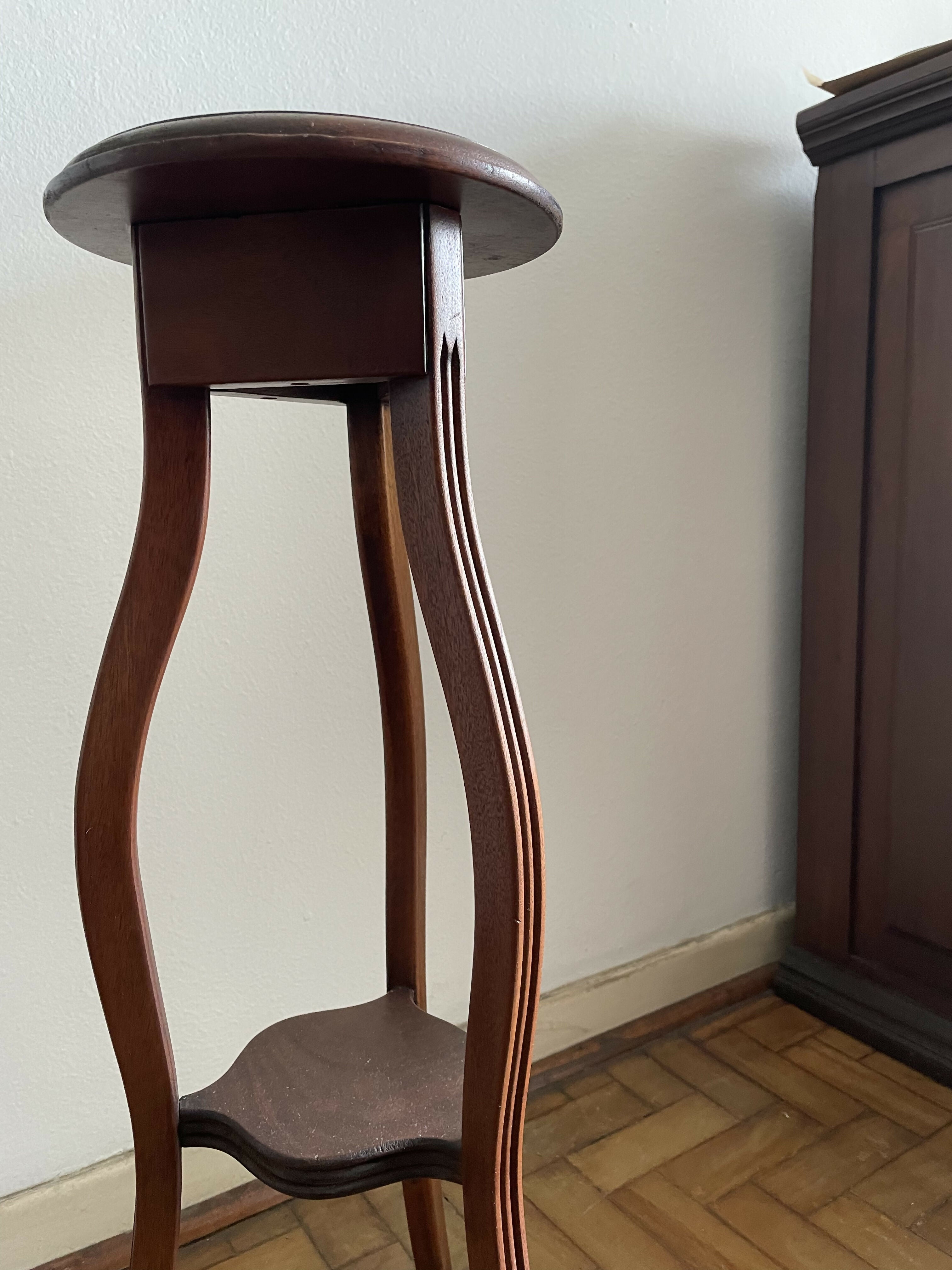 Delicada Mesinha de canto / Floreira em madeira