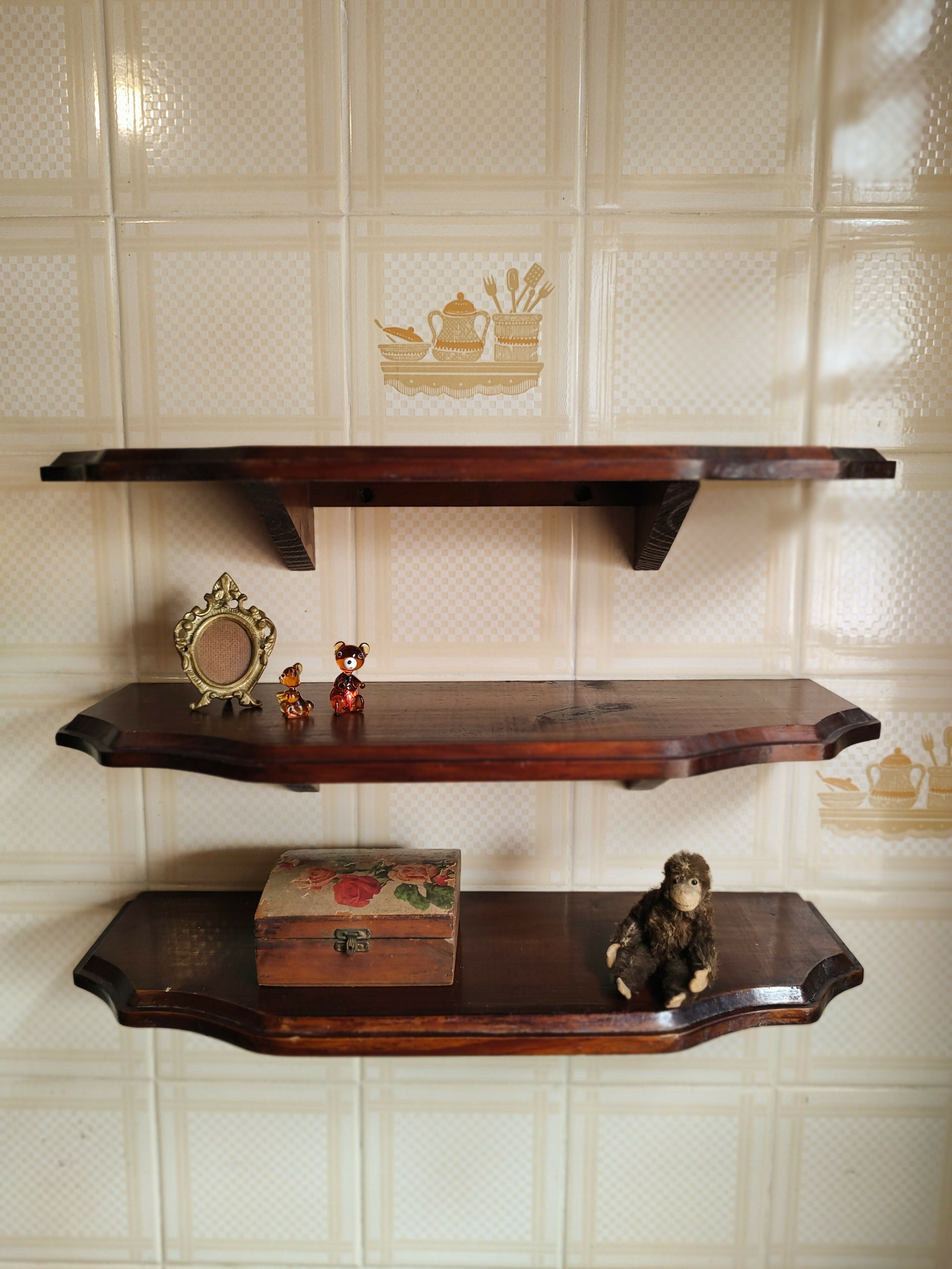 Antigo Trio de Pequenas Prateleiras em madeira maciça