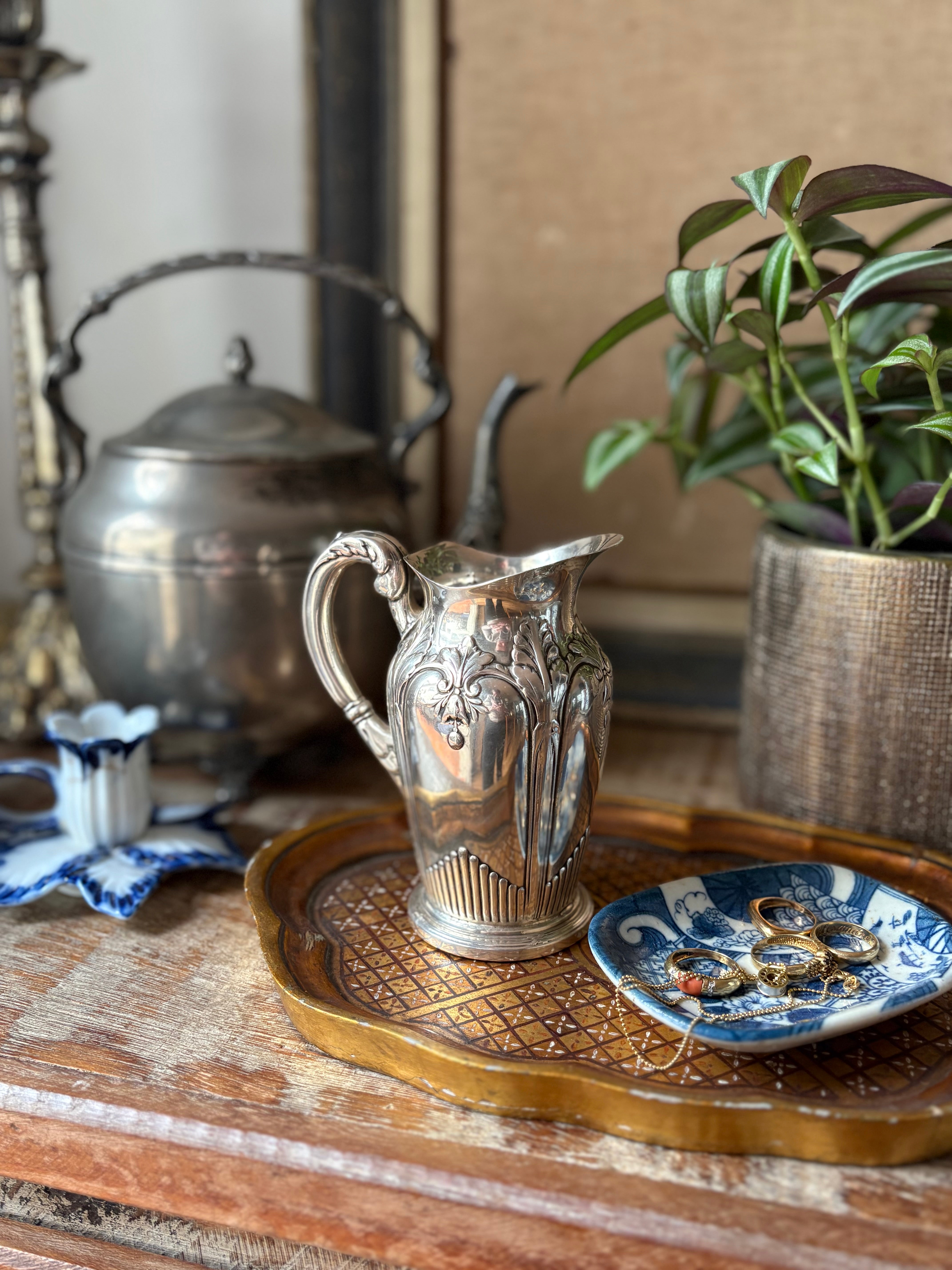 Leiteira ou mini jarrinha Art Nouveau com banho de prata