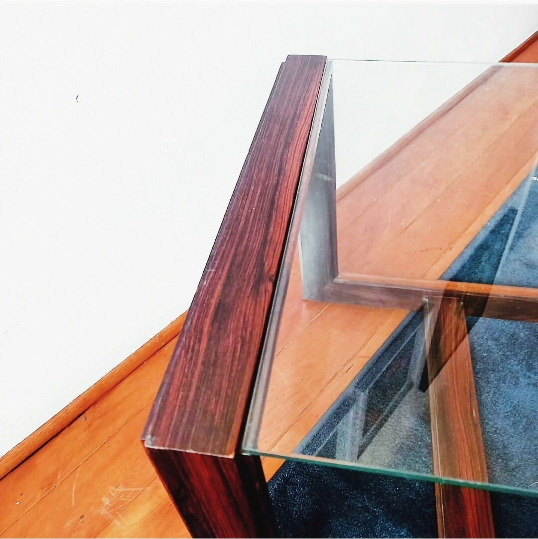 Mesa auxiliar anos 60 em jacarandá e tampo de vidro