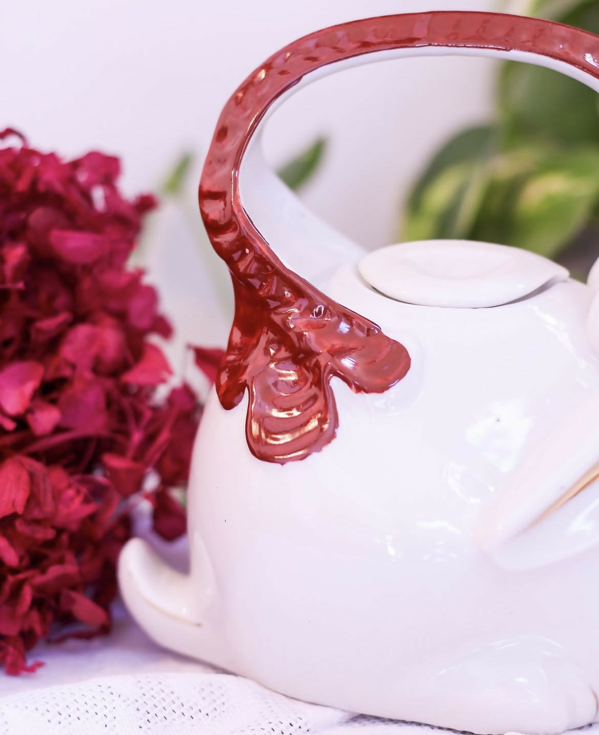 Bule em porcelana Santana, anos 1950/60 em forma de Coelho