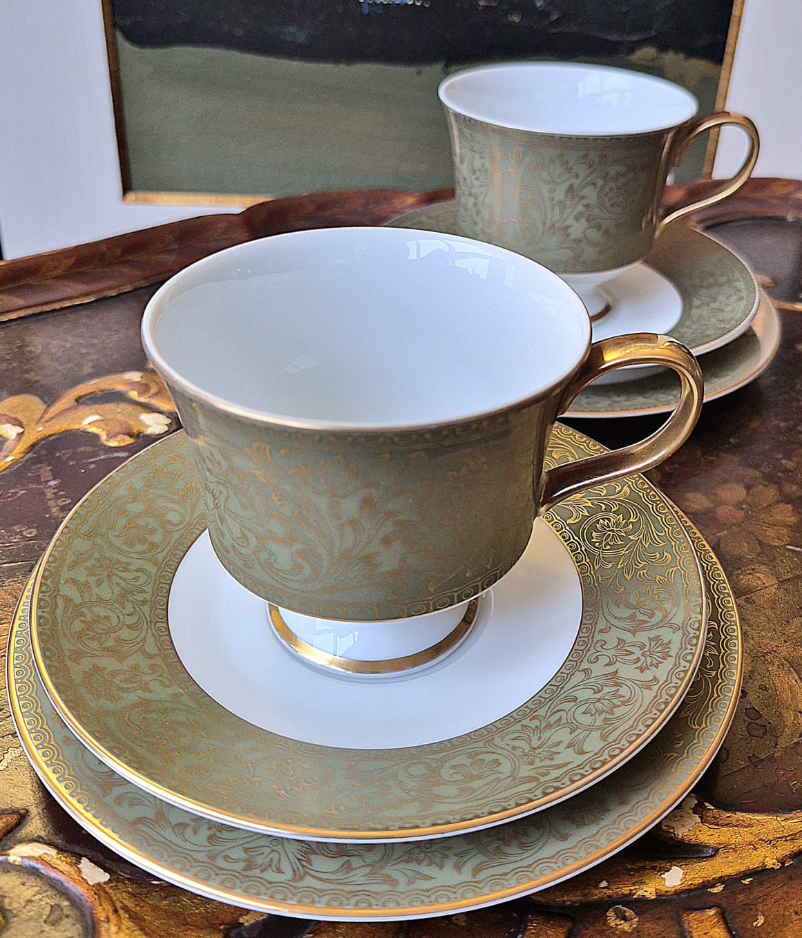 Trio de chá  em porcelana fina vintage japonesa Sango, modelo Versailles.  Impecável e chique. Douração à ouro intacta. 2 trios disponíveis