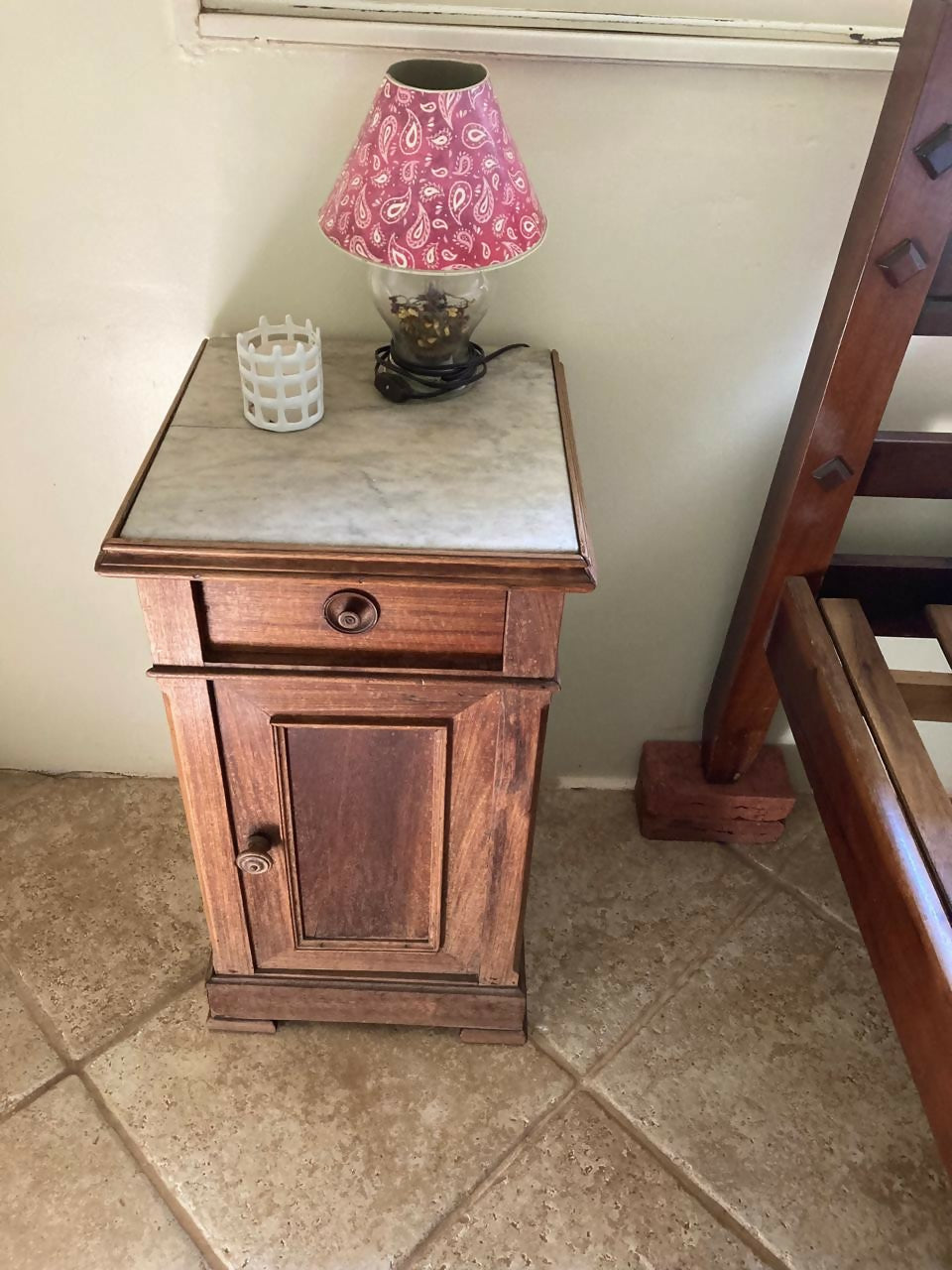 Móvel de Cabeceira / Criado madeira maciça e mármore branco