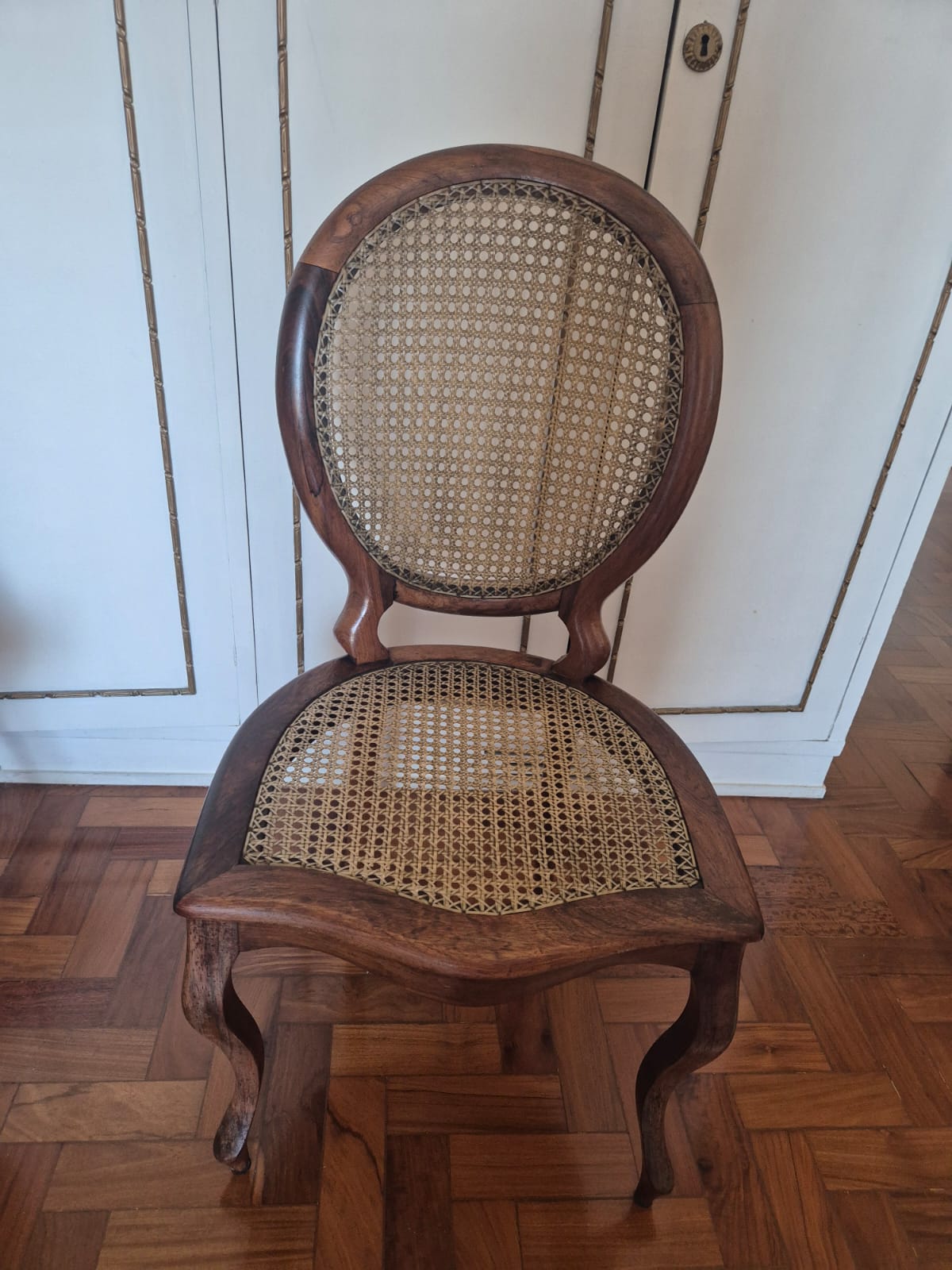 Conjunto de mesa de jantar antiga em madeira nobre + 4 cadeiras medalhão em palhinha