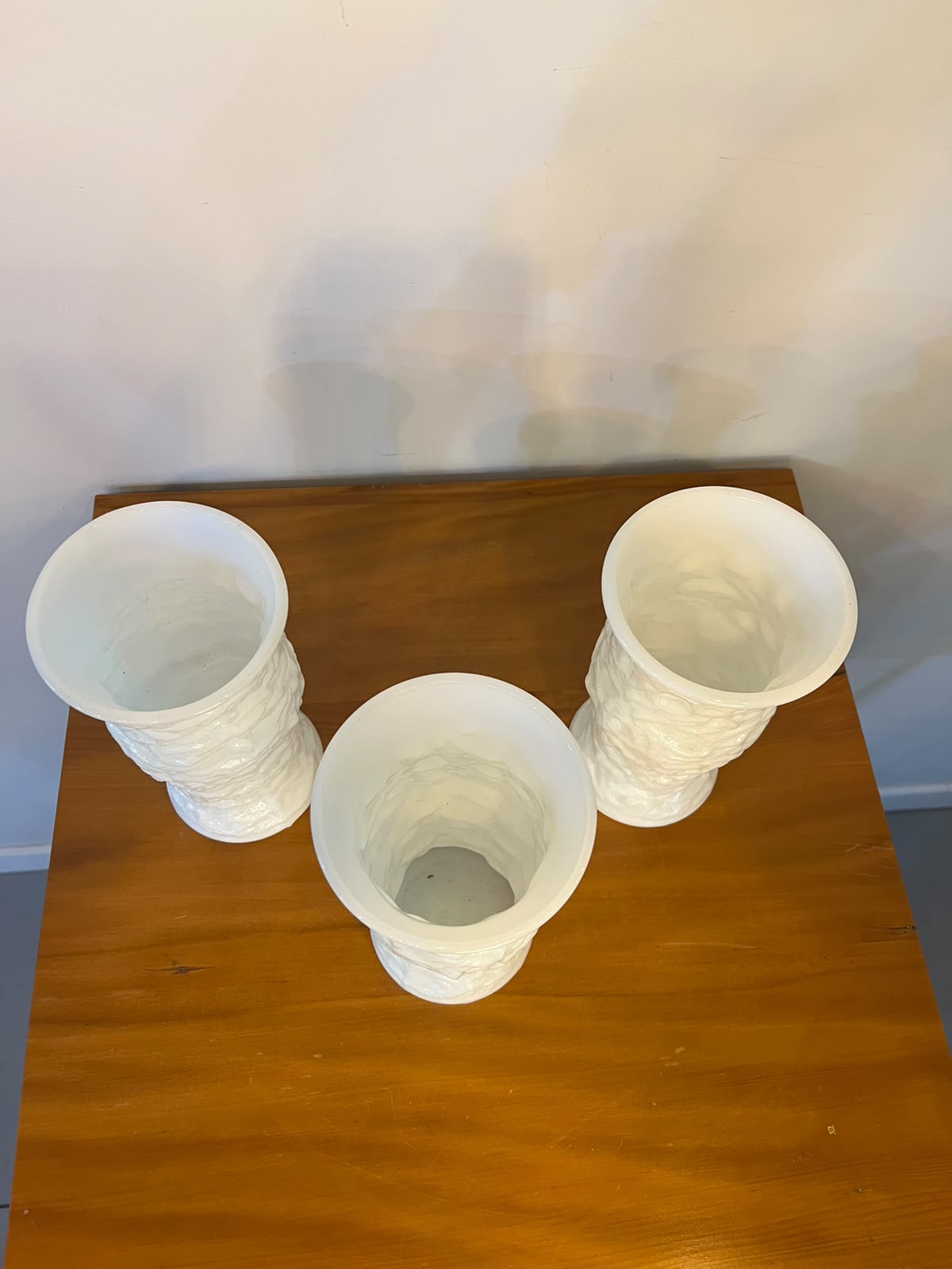 Trio de vasos em vidro opalino branco E.O. Brody Co. – Made In USA – 24 cm