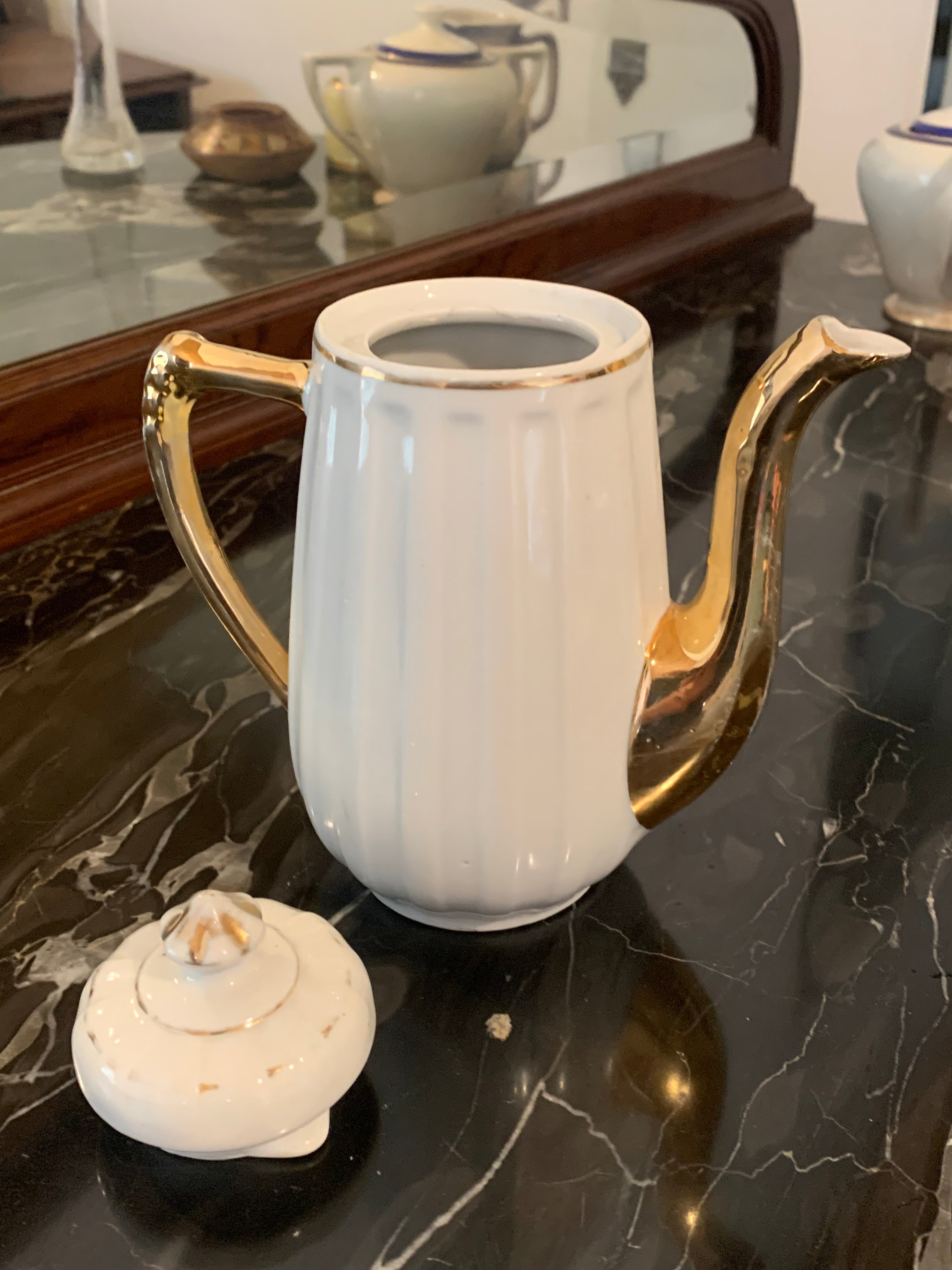 Bule antiguinho canelado em porcelana com orquídeas