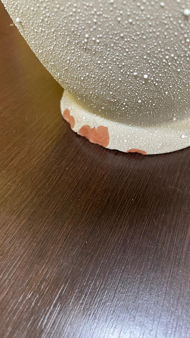 Vasos de cerâmica branca texturizado Pingo de Leite com alças douradas 